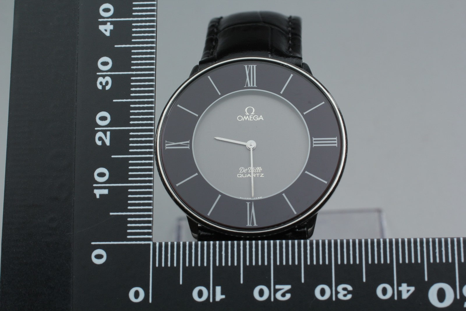 1981 Near MINT OMEGA De Ville 33mm 191.0106 Quartz Black Roman Dial Men Vintage