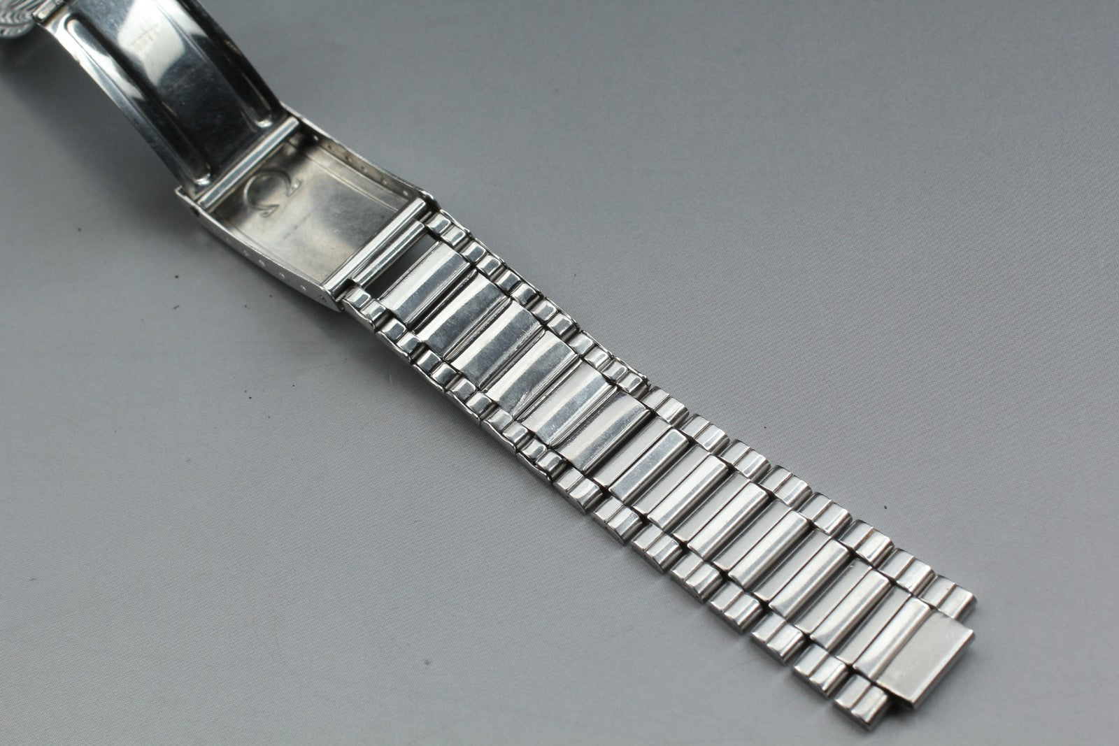 Near MINT OMEGA Caterpillar Bracelet 18mm FF630/1035 Stainless Steel Men Vintage