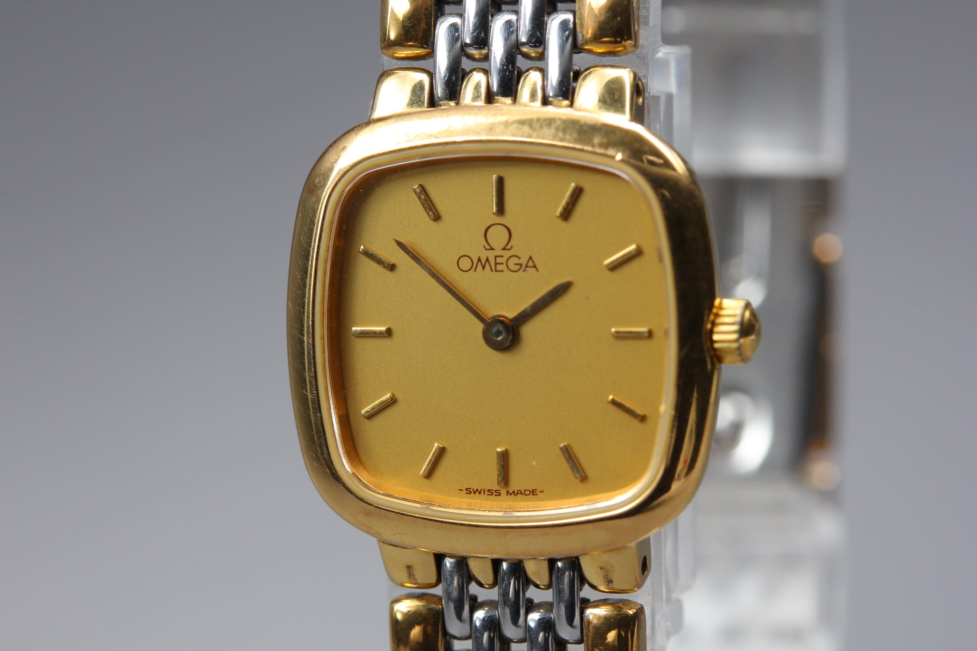 Near MINT OMEGA De Ville 21mm 795.0898.2 Quartz Gold Dial Women's Watch Vintage