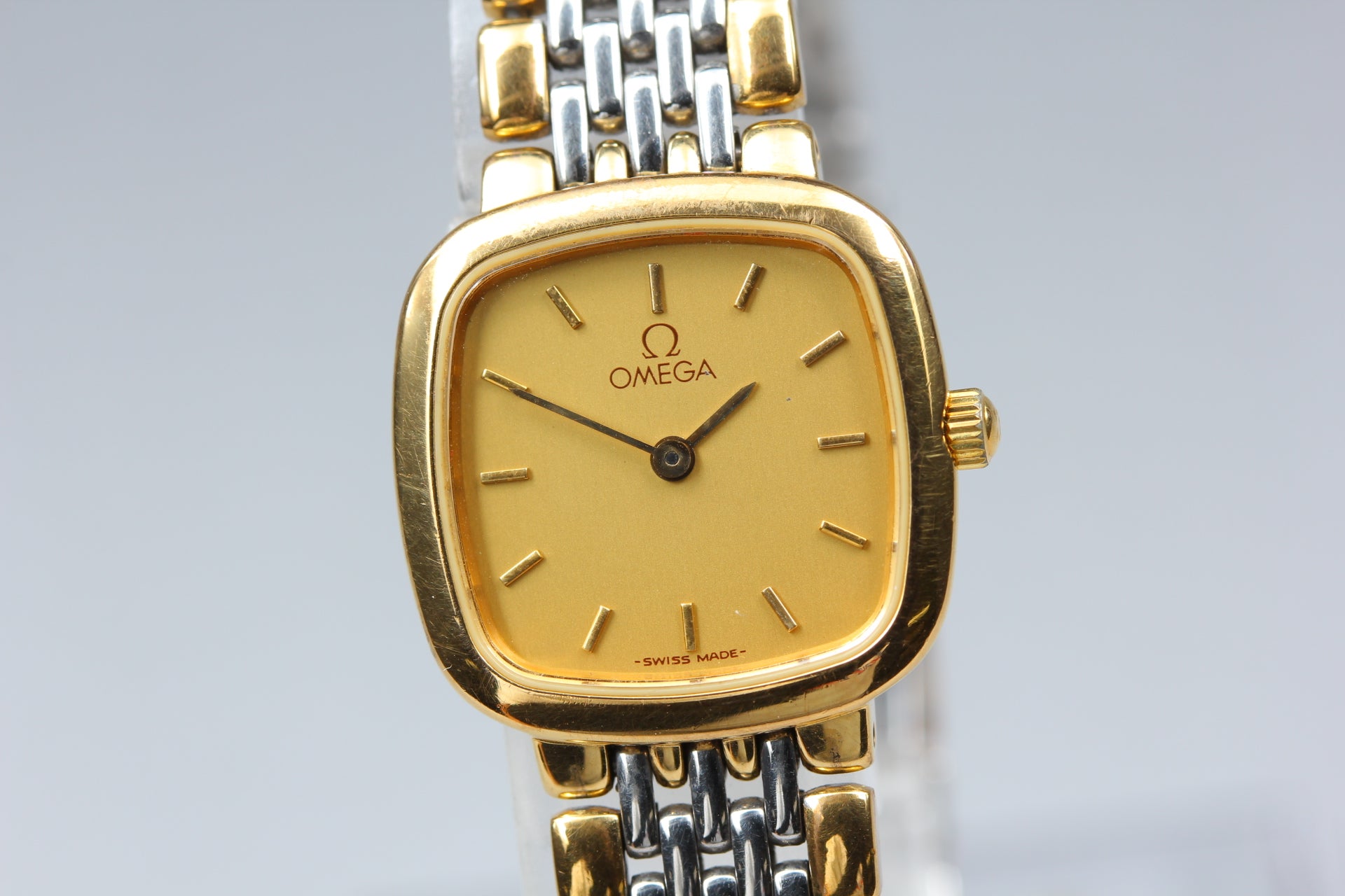 Near MINT OMEGA De Ville 21mm 795.0898.2 Quartz Gold Dial Women's Watch Vintage