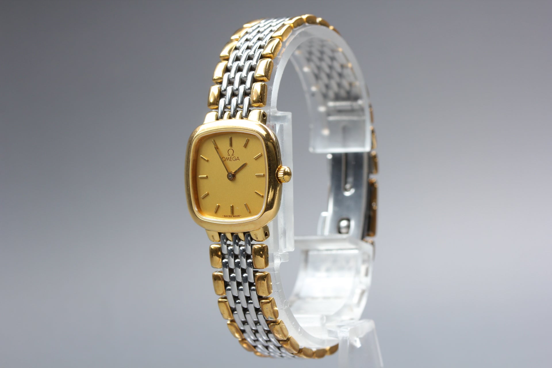 Near MINT OMEGA De Ville 21mm 795.0898.2 Quartz Gold Dial Women's Watch Vintage