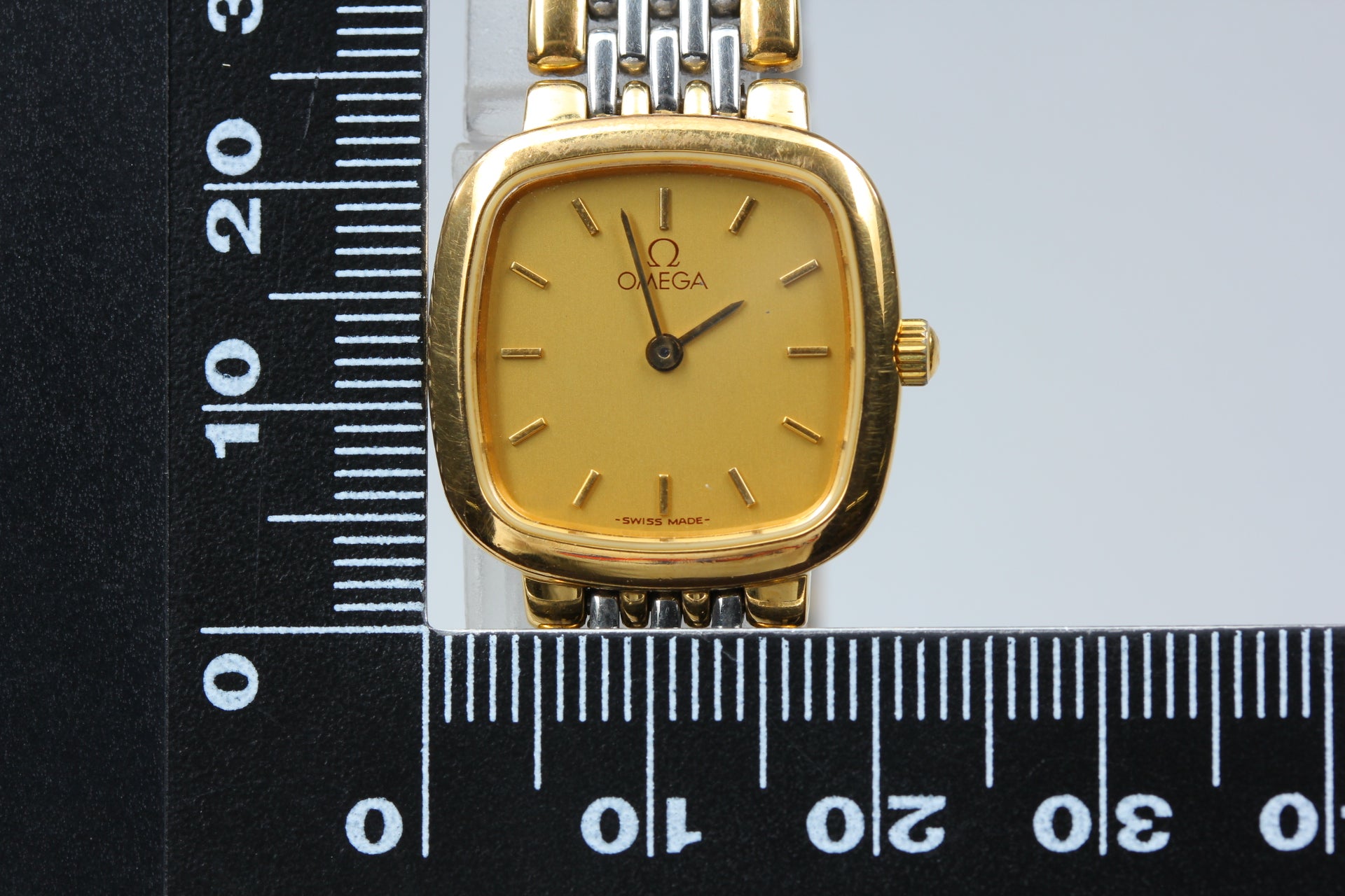 Near MINT OMEGA De Ville 21mm 795.0898.2 Quartz Gold Dial Women's Watch Vintage