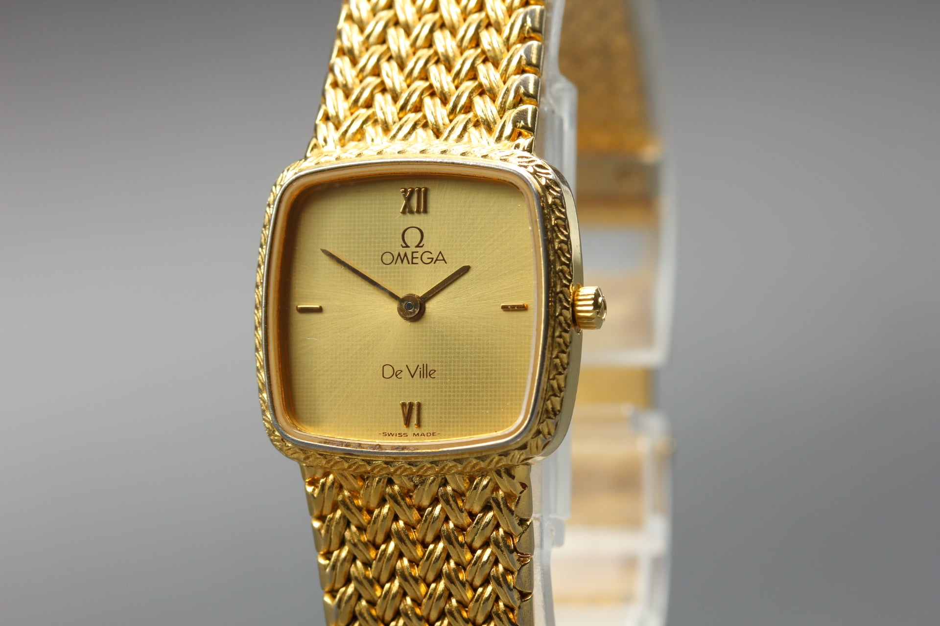 1980s Near MINT OMEGA De Ville 19mm 591.0289 Quartz Gold Roman Women's Vintage