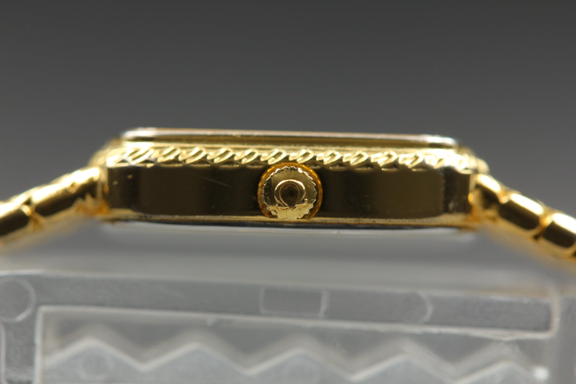 1980s Near MINT OMEGA De Ville 19mm 591.0289 Quartz Gold Roman Women's Vintage