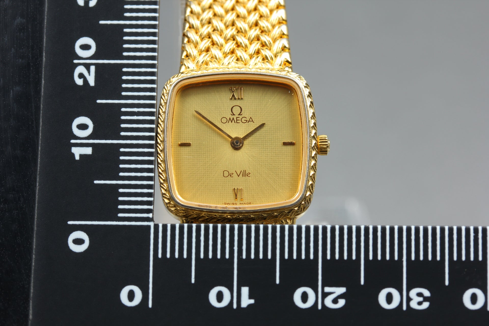 1980s Near MINT OMEGA De Ville 19mm 591.0289 Quartz Gold Roman Women's Vintage
