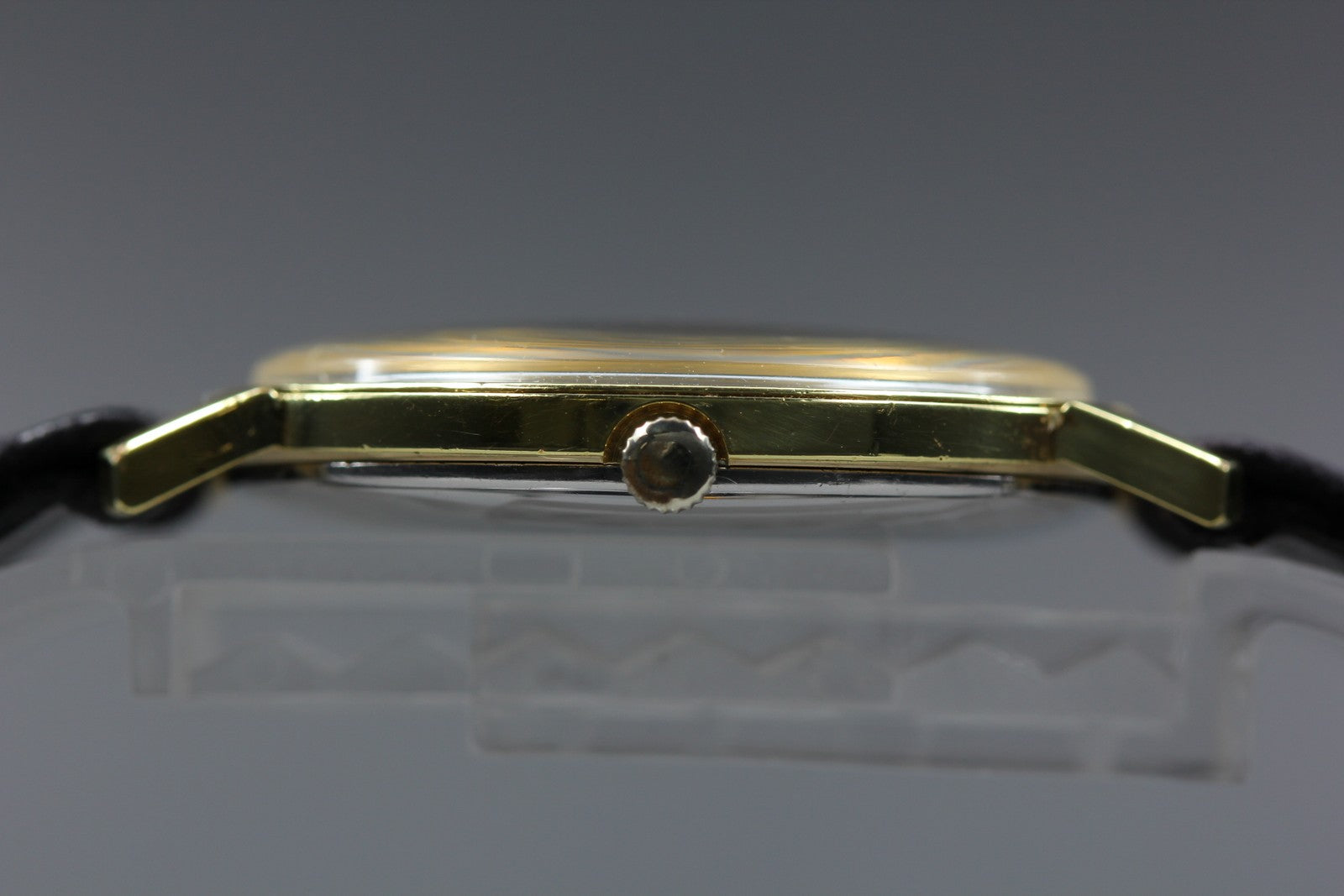1976 Near MINT OMEGA De Ville 32mm 111.0114 Manual Wind Gold Dial Men's Vintage
