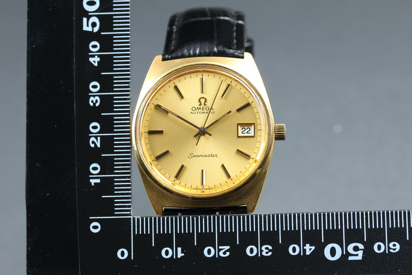 1974 Near MINT OMEGA Seamaster 34mm 166.0204 Automatic Gold Dial Men's Vintage