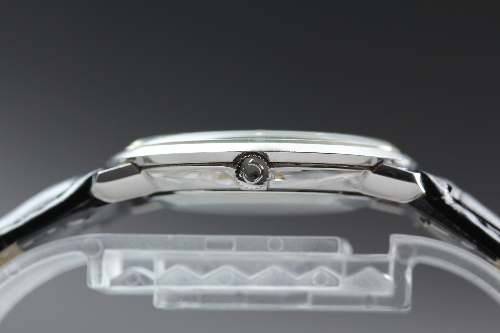 1972 Near MINT OMEGA De Ville 33mm 111.077 Manual White Roman Dial Men's Vintage