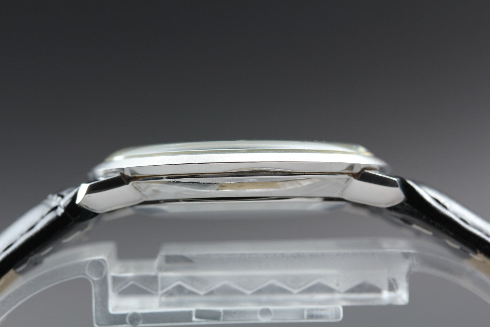 1972 Near MINT OMEGA De Ville 33mm 111.077 Manual White Roman Dial Men's Vintage
