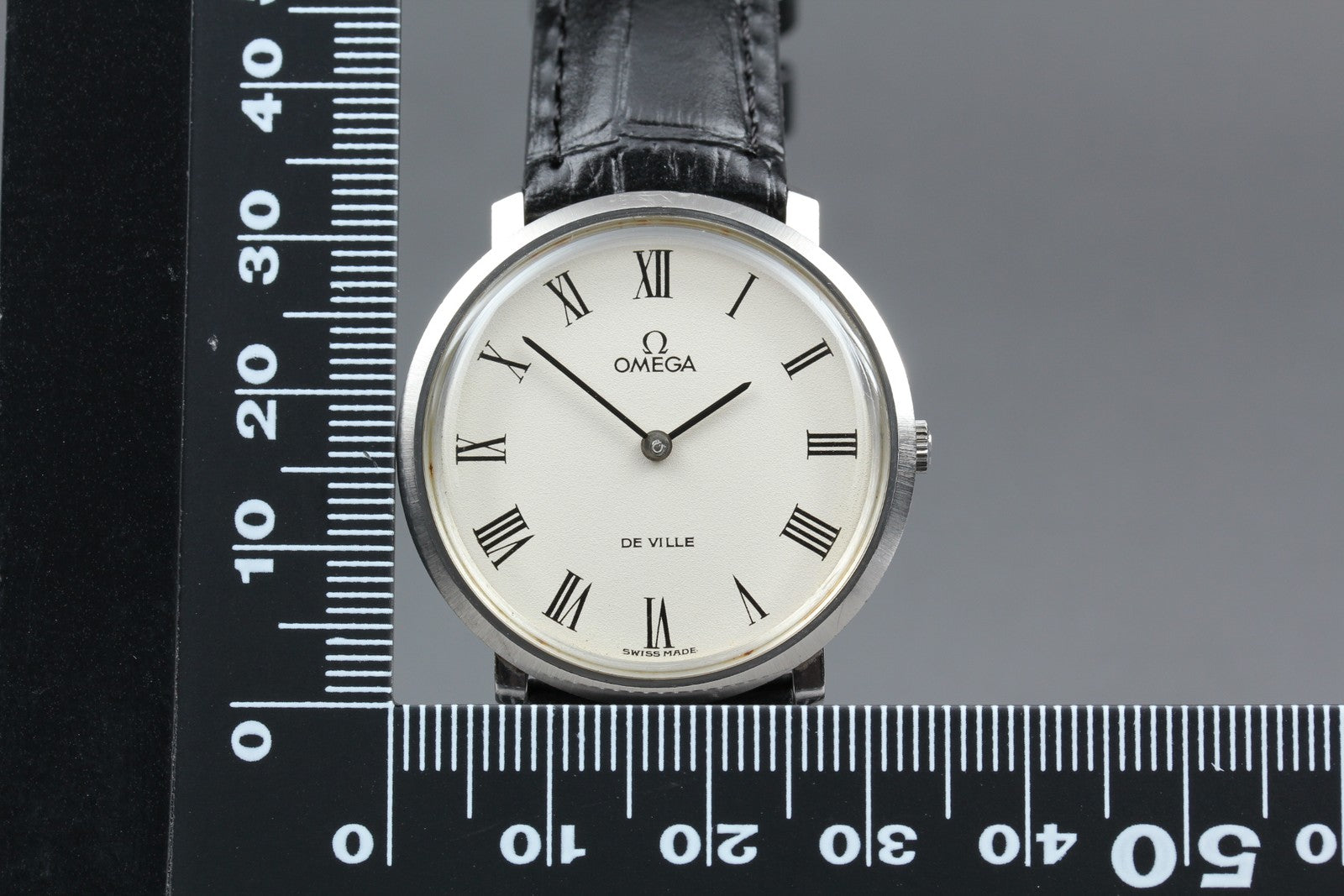1972 Near MINT OMEGA De Ville 33mm 111.077 Manual White Roman Dial Men's Vintage