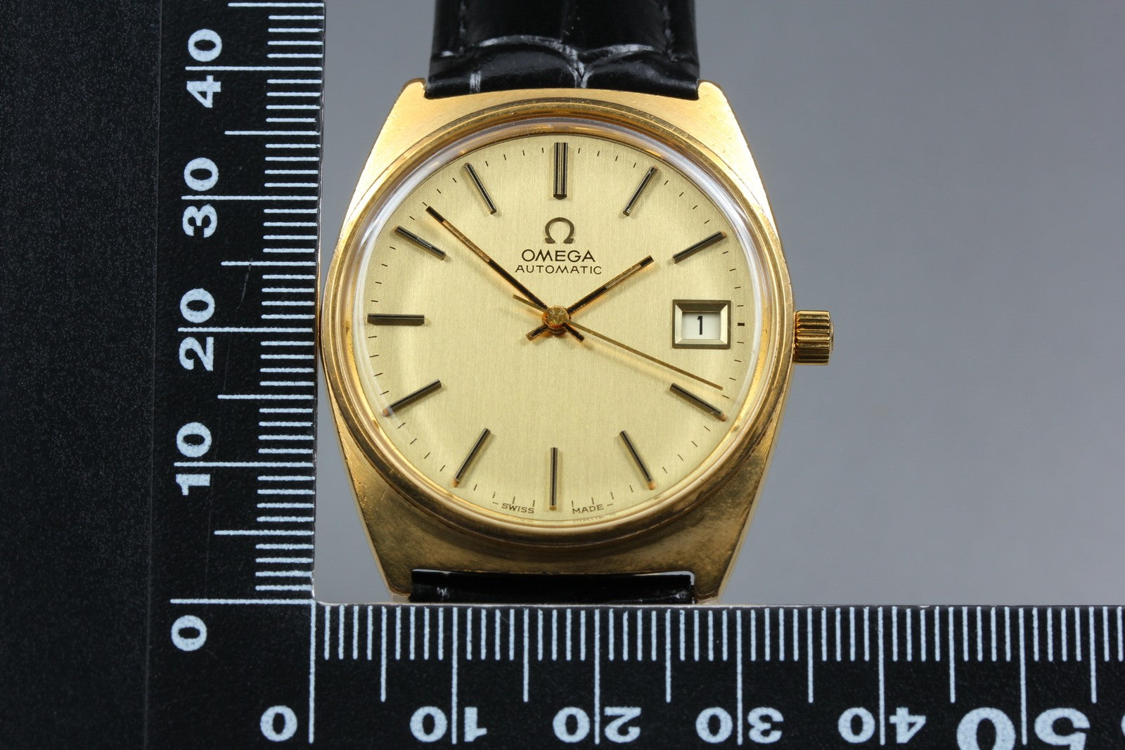 1977 Near MINT OMEGA Seamaster 34mm 166.0204 Automatic Gold Dial Men's Vintage