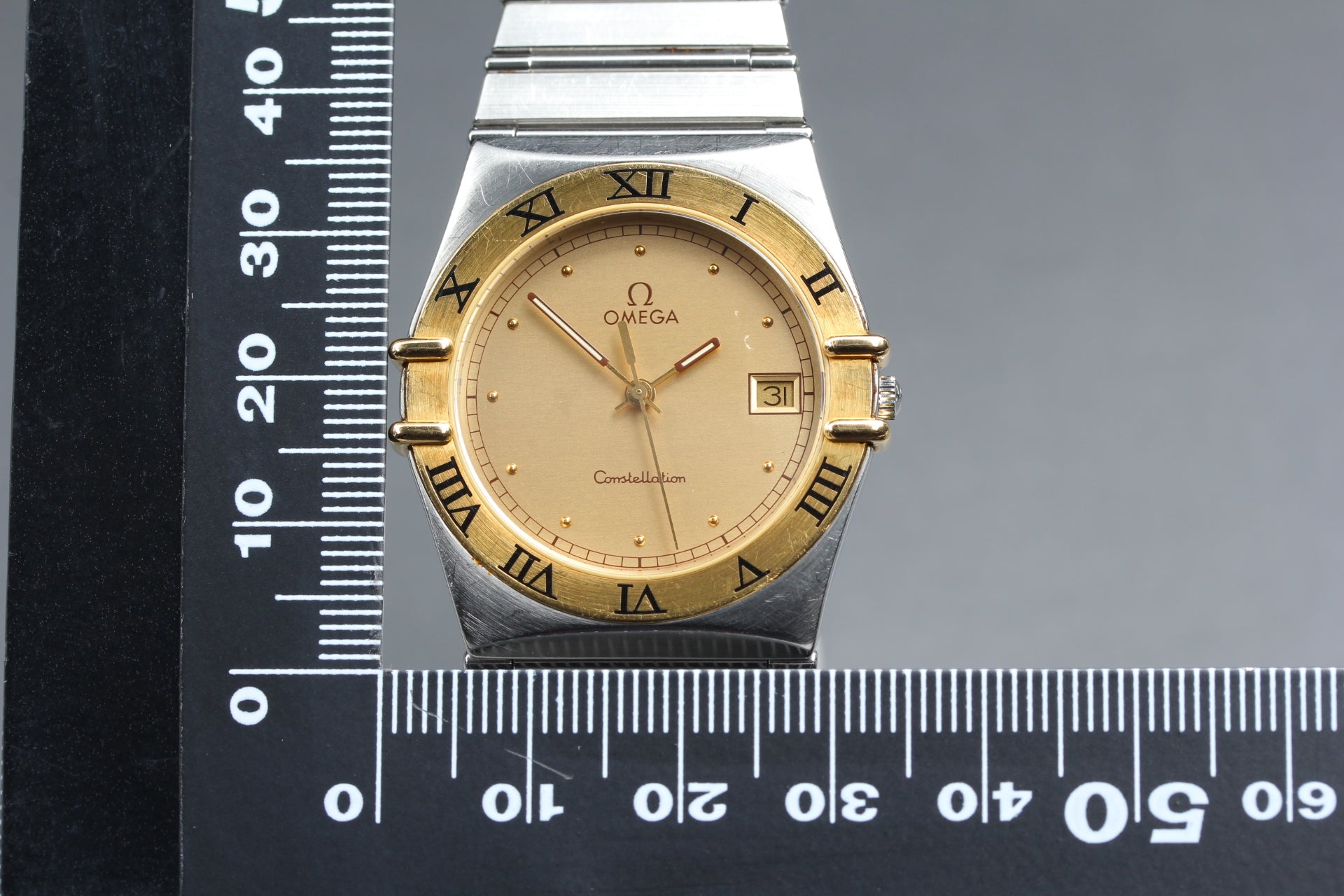 1988 Near MINT OMEGA Constellation 32mm 396.1070 Quartz Gold Dial Men's Vintage