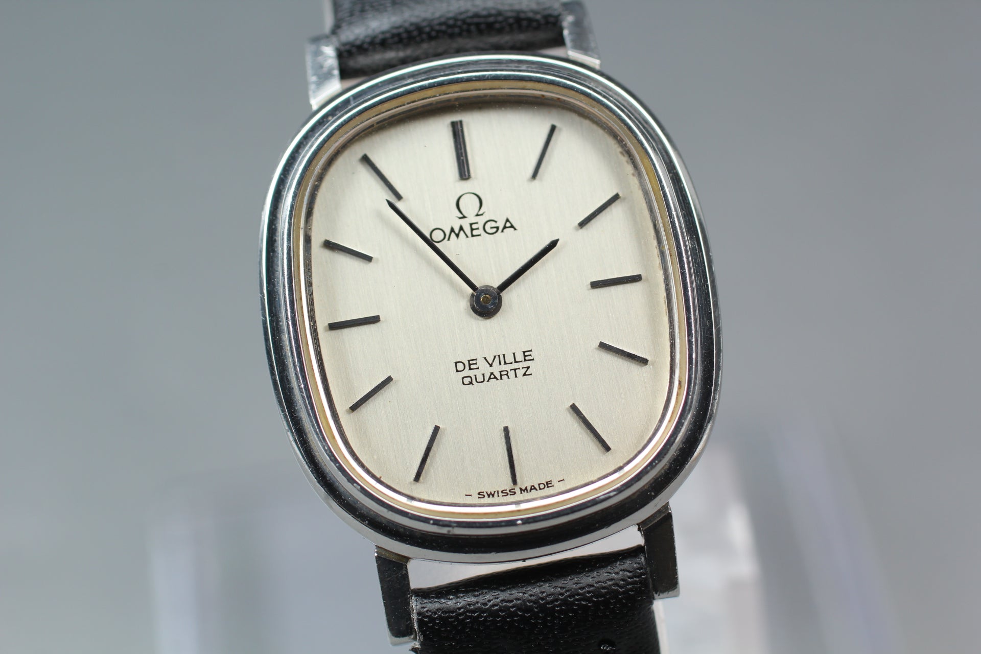 1979 Near MINT OMEGA De Ville 24mm 591.0021 Quartz Silver Dial Women's Vintage