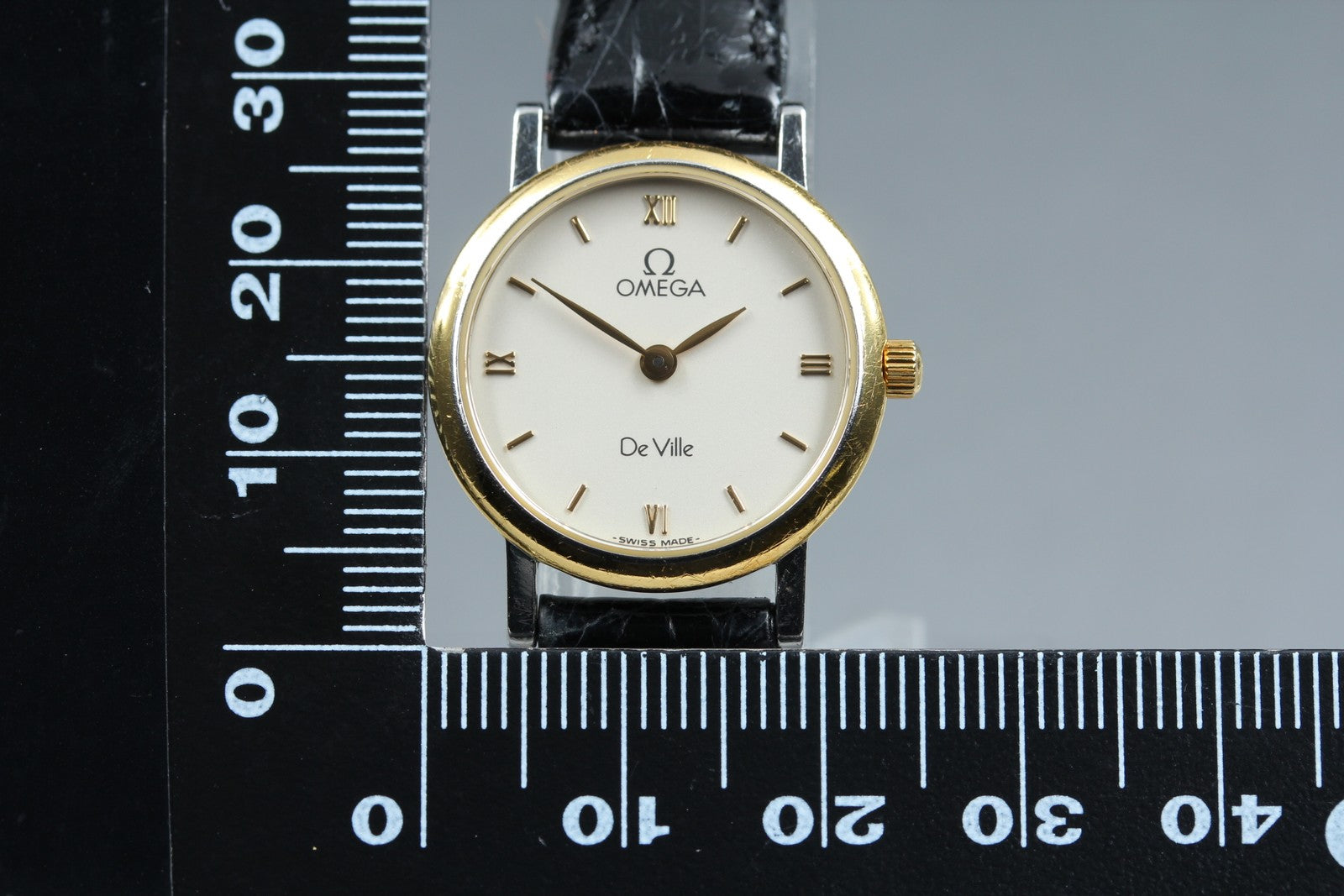 1997 Near MINT OMEGA De Ville 23mm 595.1111 Quartz White Roman Women's Vintage