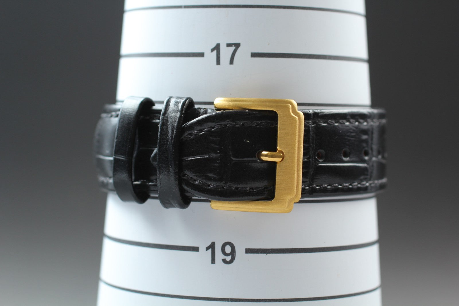 1979 Near MINT OMEGA De Ville 24mm 591.0027 Quartz Gold Dial Tank Unisex Vintage