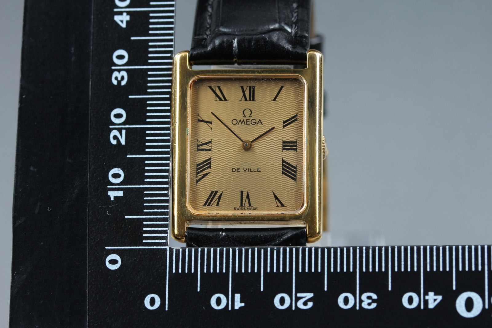 1973 Near MINT OMEGA De Ville 24mm 511.0404 Manual Roman Tank Unisex Vintage