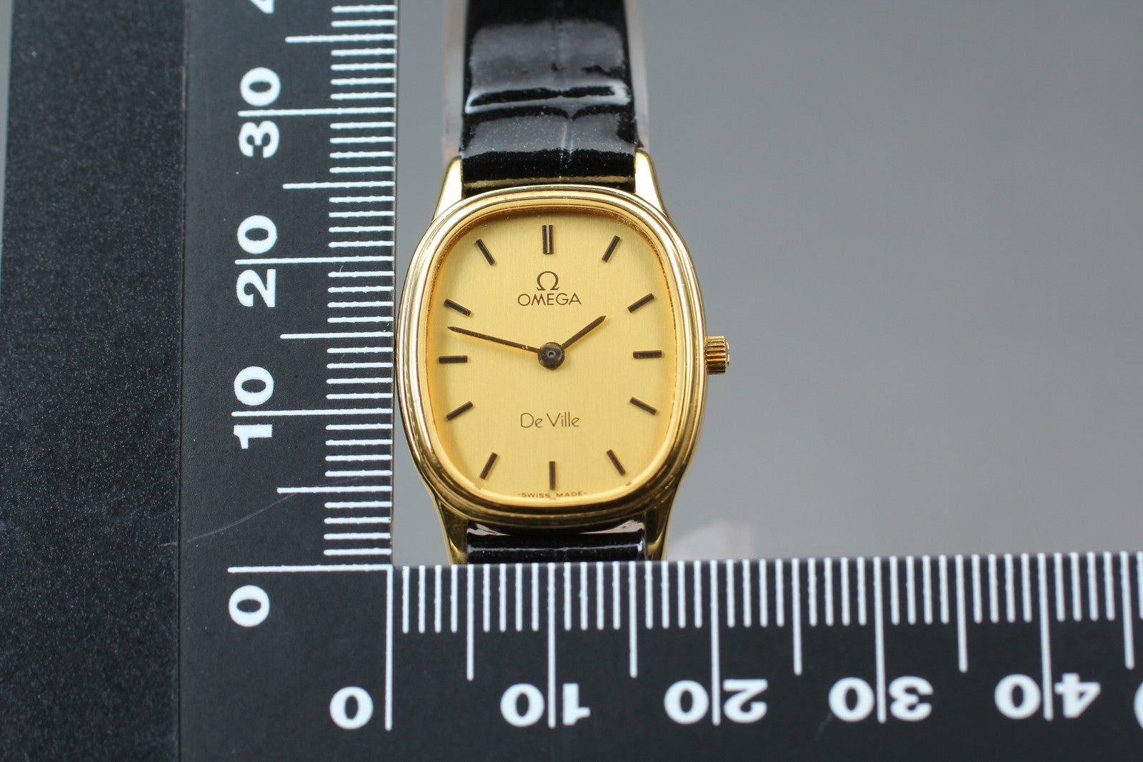 1984 Near MINT/Box OMEGA De Ville 20mm 591.0281 Quartz Gold Dial Women's Vintage