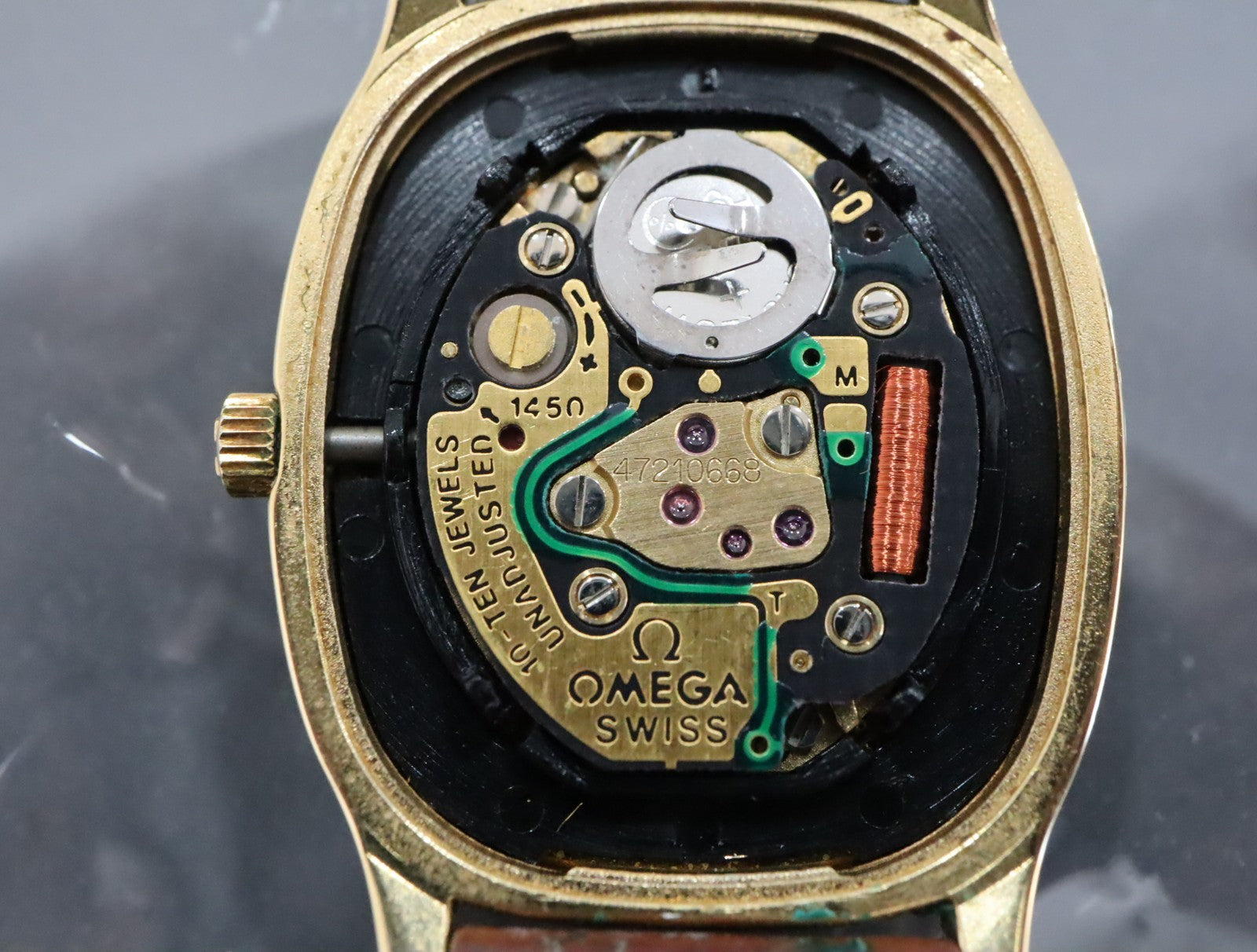 1984 Near MINT/Box OMEGA De Ville 20mm 591.0281 Quartz Gold Dial Women's Vintage
