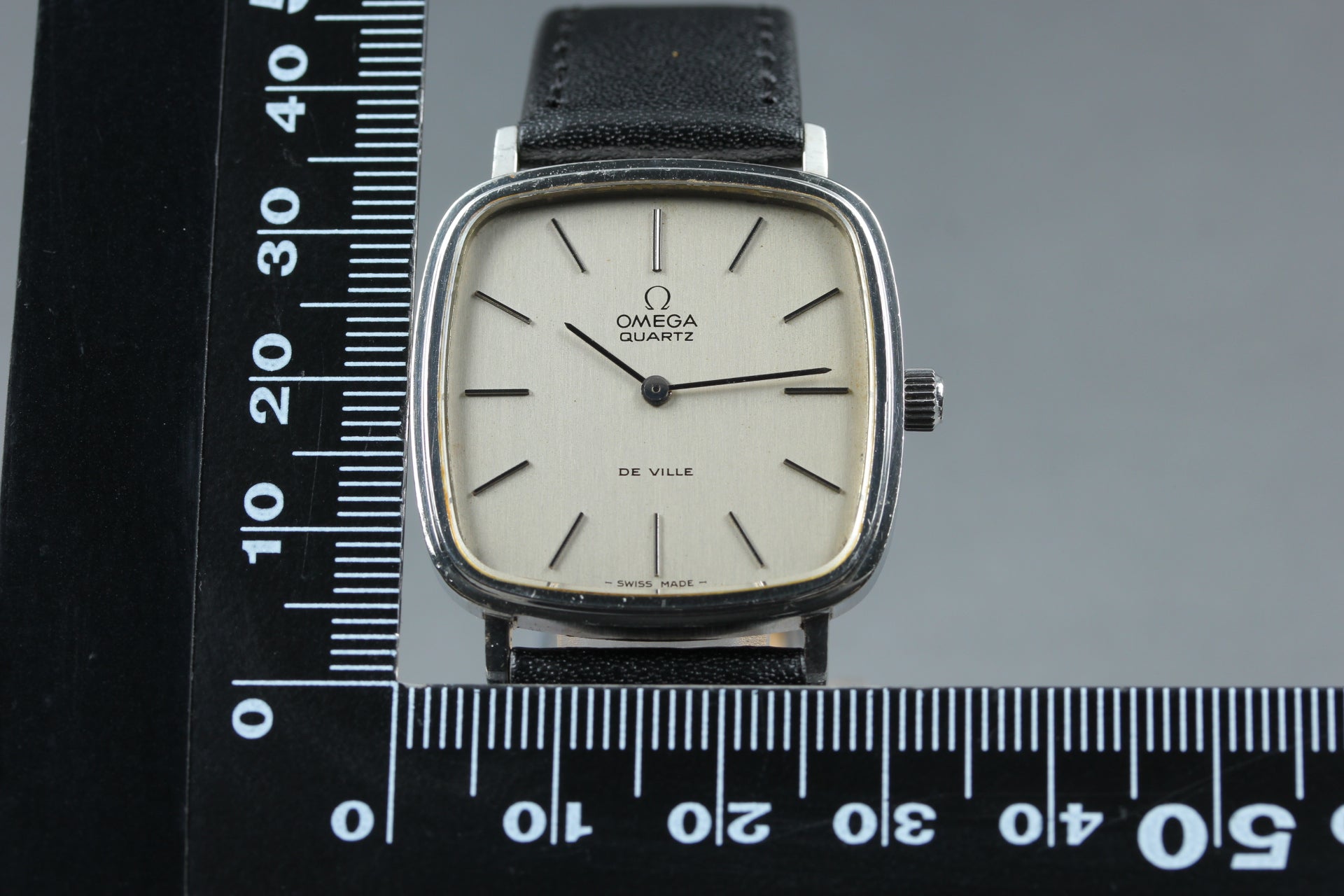 1977 Near MINT OMEGA De ville 31mm 191.0045 Quartz Silver Dial Men's Vintage