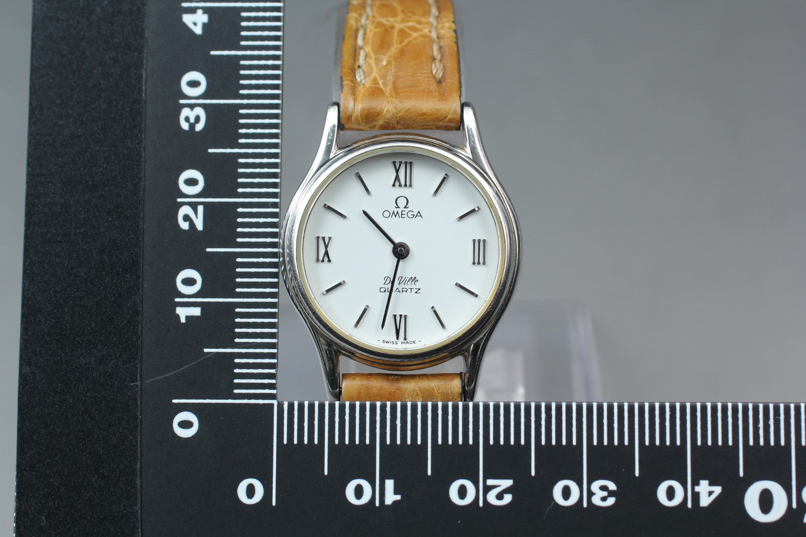 1981 Near MINT OMEGA De Ville 24mm 591.0094.1 Quartz White Roman Women's Vintage