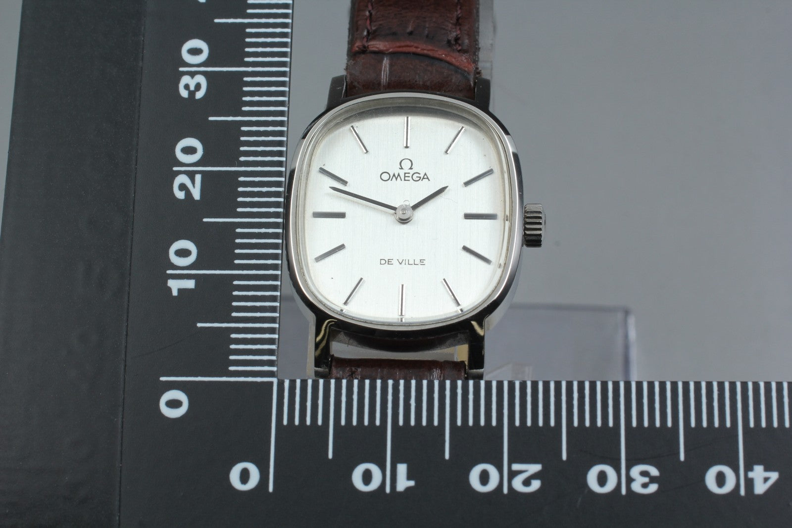 NOS 1975 OMEGA De Ville 21mm 511.0509 Manual Silver Dial Women's Watch Vintage