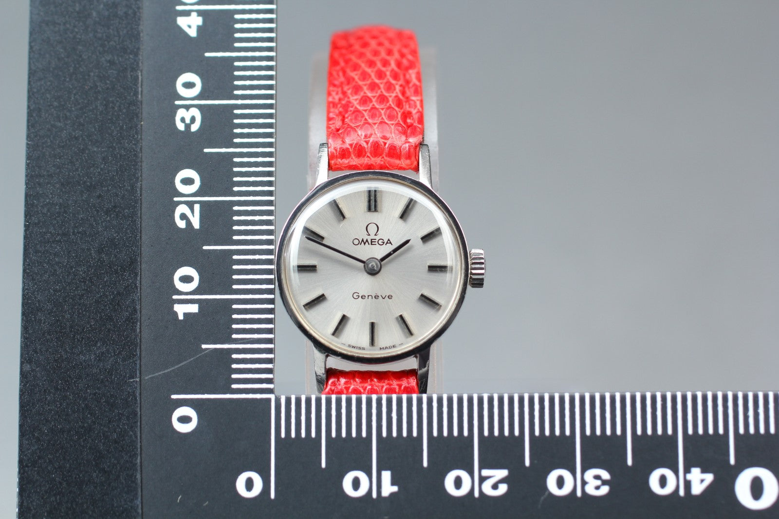 1972 Near MINT OMEGA Geneve 19mm 511.0426 Manual Silver Dial Women's Vintage