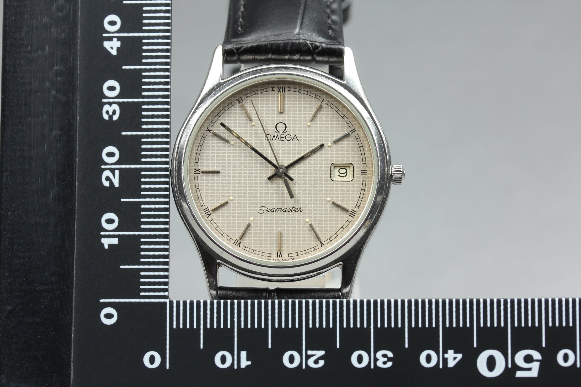 1987 Near MINT OMEGA Seamaster 33mm 196.0251 Quartz Silver Dial Men's Vintage
