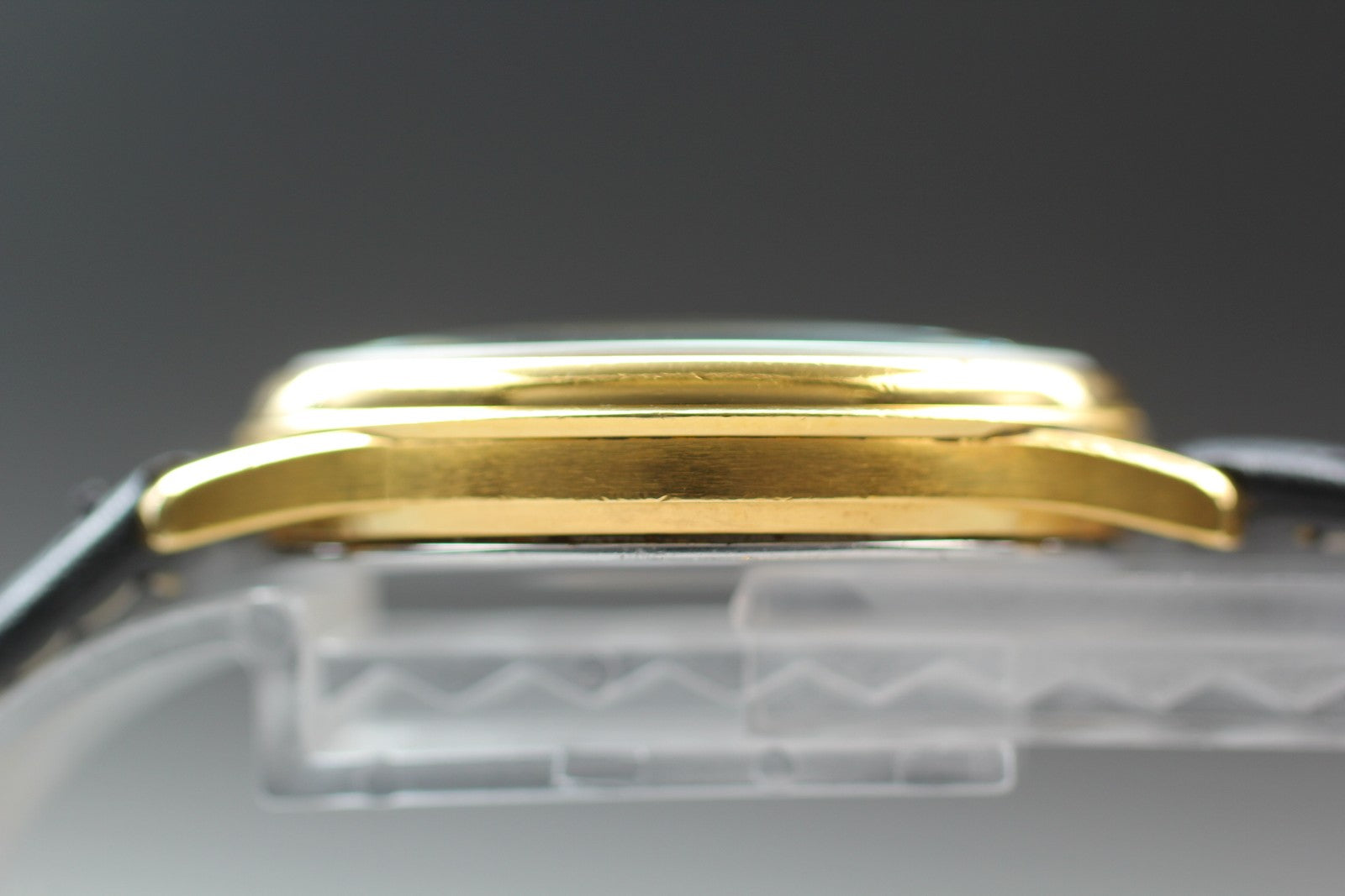 1979 Near MINT OMEGA De Ville 33mm 196.0164 Quartz Gold Dial Men's Watch Vintage