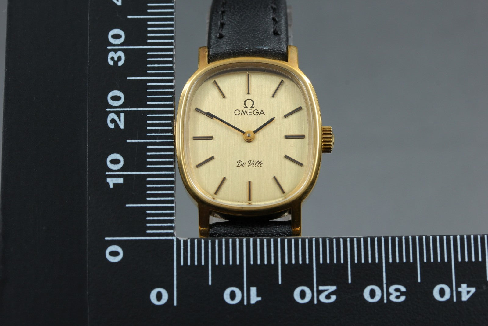 1979 Near MINT/Box OMEGA De Ville 21mm 511.0509 Manual Gold Dial Women's Vintage