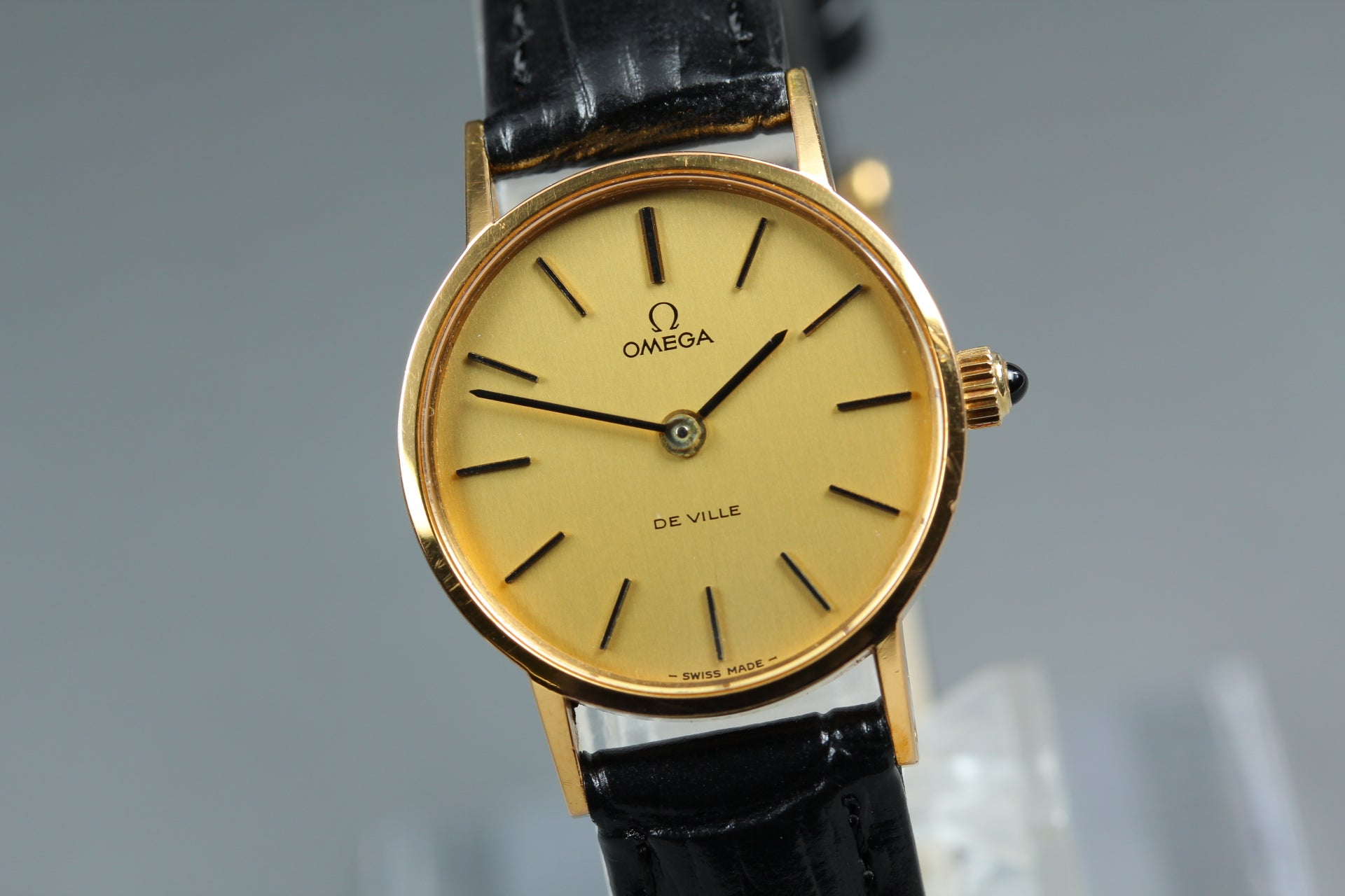 1977 Near MINT OMEGA De Ville 24mm 511.0392 Manual Gold Dial Women's Vintage