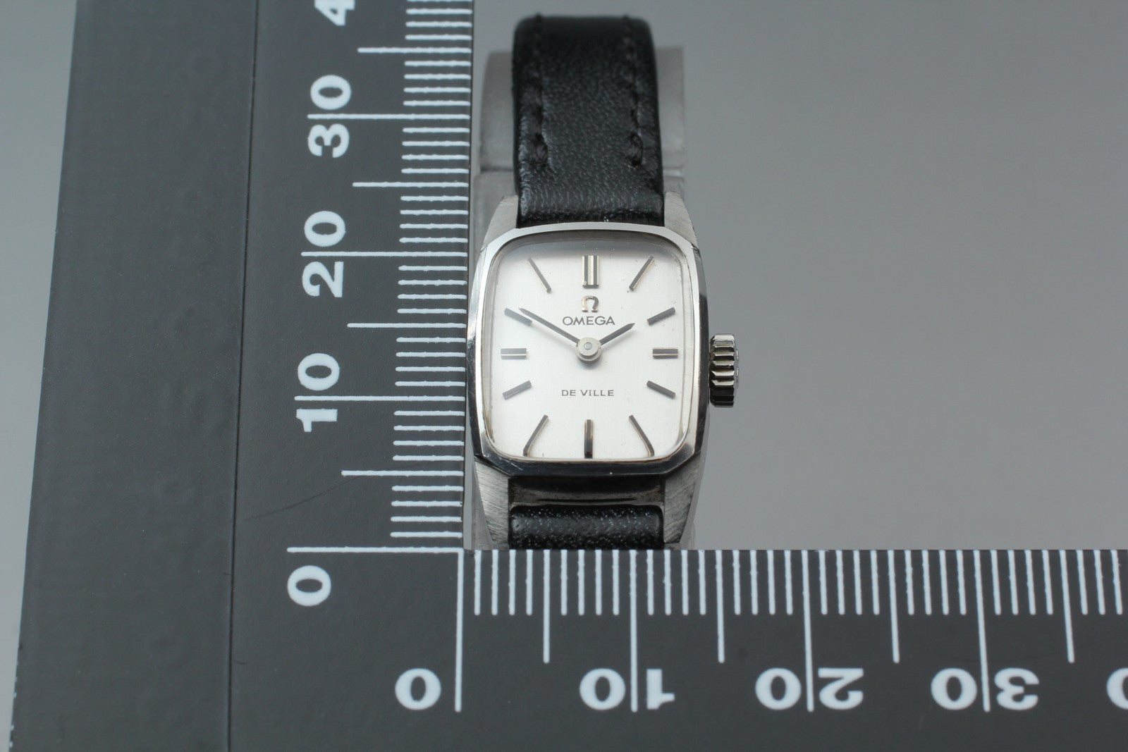 1971 Near MINT OMEGA De Ville 15mm 511.268 Manual Silver Dial Women's Vintage