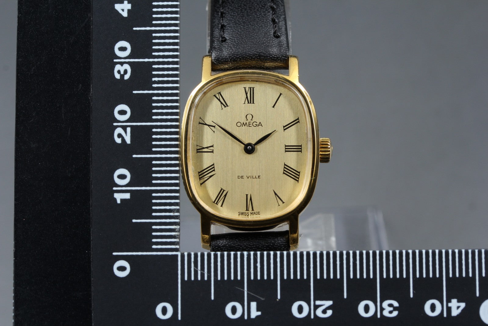 1977 Near MINT OMEGA De Ville 21mm 511.0509 Manual Gold Roman Dial Women Vintage