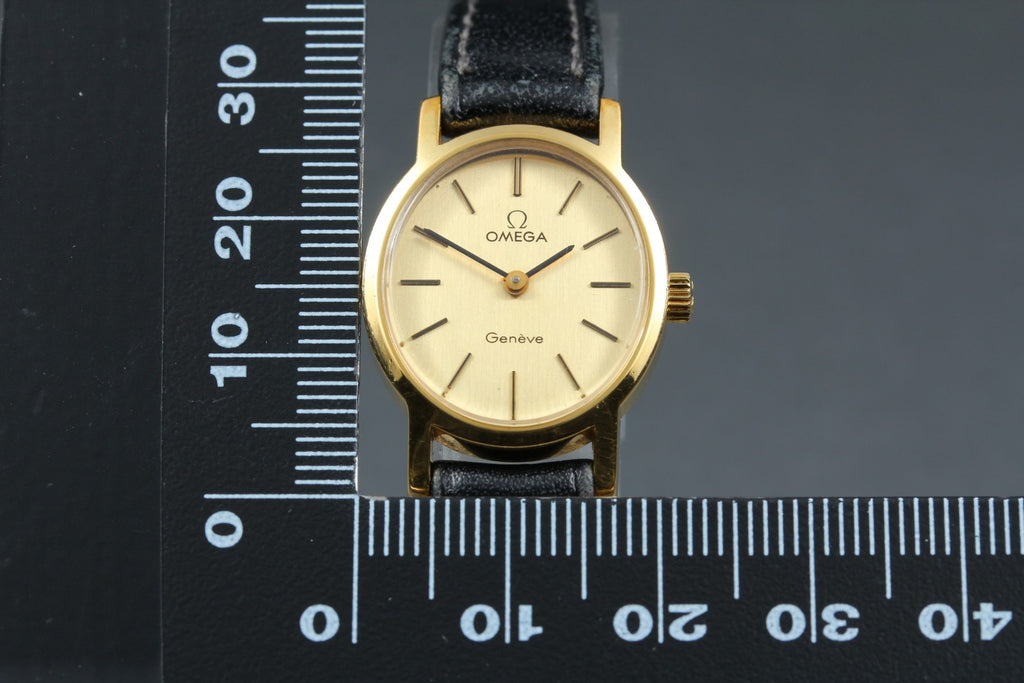1978 Near MINT OMEGA Geneve 21mm 511.0411 Manual Gold Dial Women's Watch Vintage