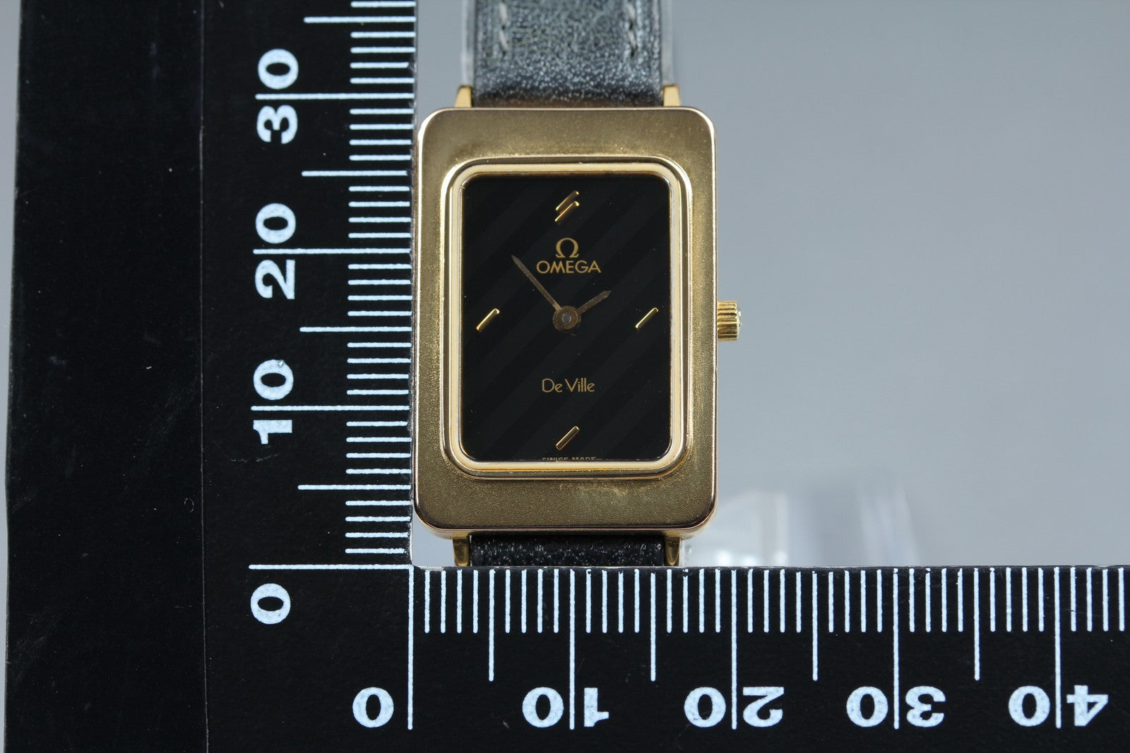 1985 Near MINT OMEGA De Ville 19mm 595.0084 Quartz Black Dial Women's Vintage