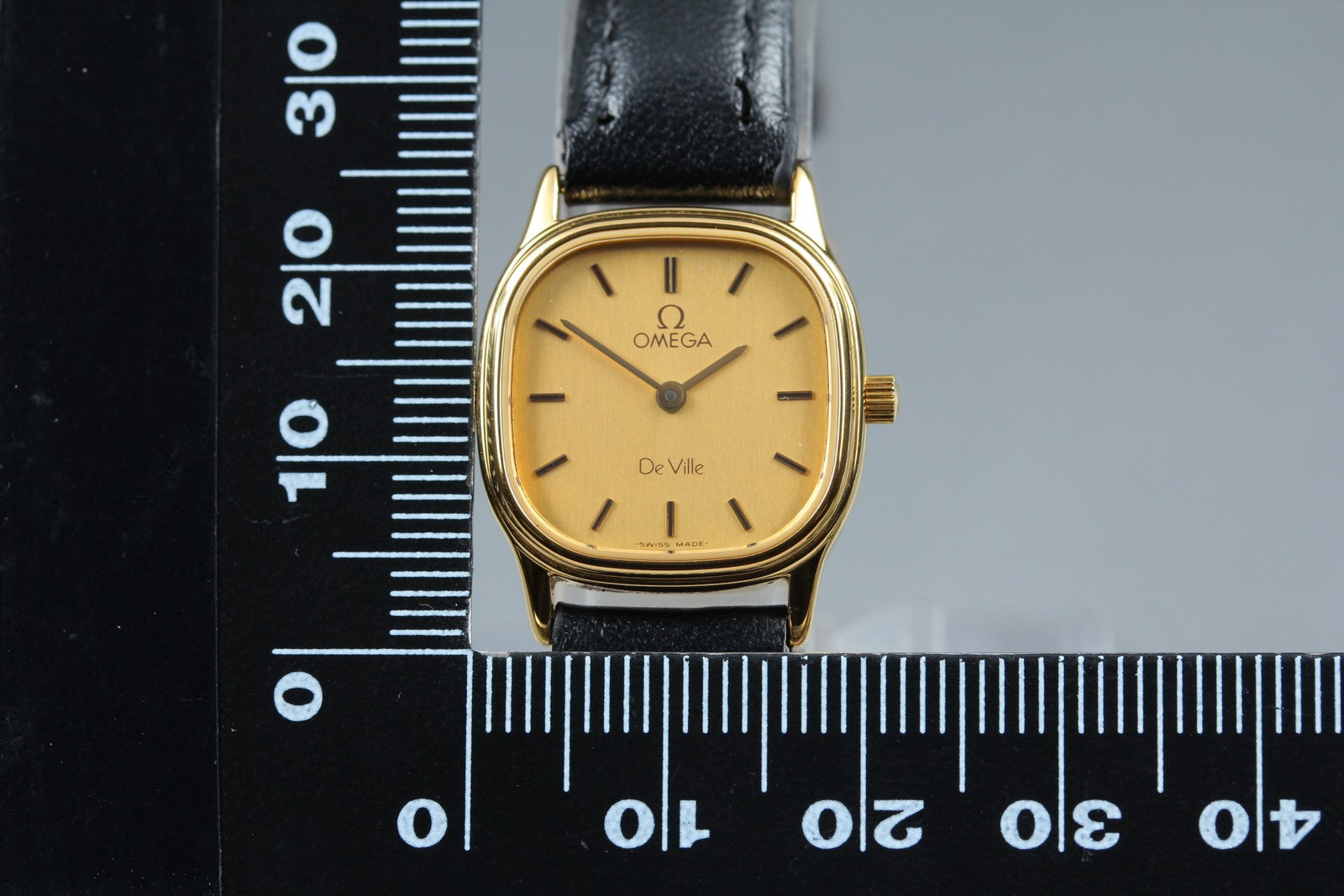 1984 Near MINT/Box OMEGA De Ville 20mm 591.0380 Quartz Gold Dial Women's Vintage
