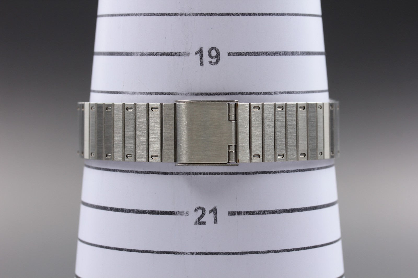 1977 Near MINT OMEGA De Ville 191.0044 34mm Quartz Silver Dial Men's Vintage