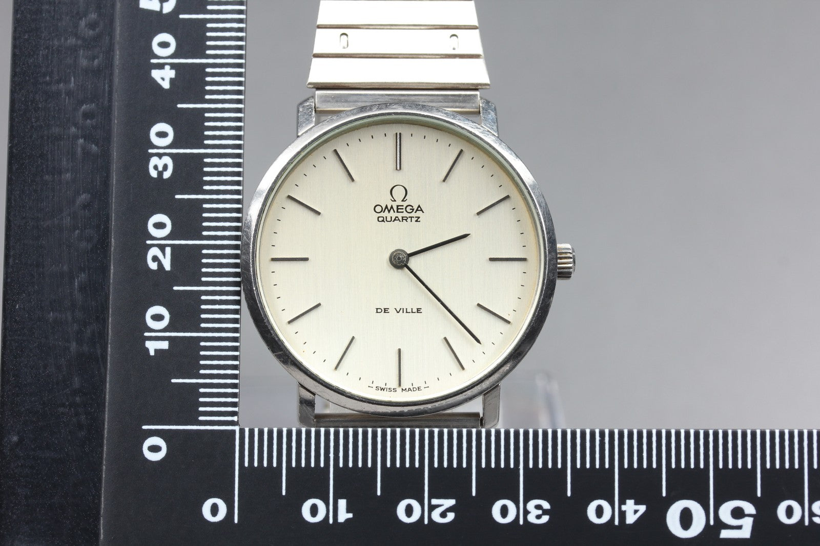 1977 Near MINT OMEGA De Ville 191.0044 34mm Quartz Silver Dial Men's Vintage
