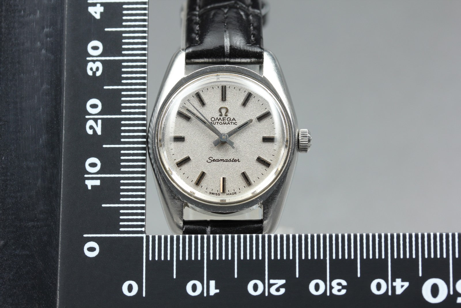 1969 Near MINT OMEGA Seamaster 25mm 565.026 Automatic Silver Dial Women Vintage