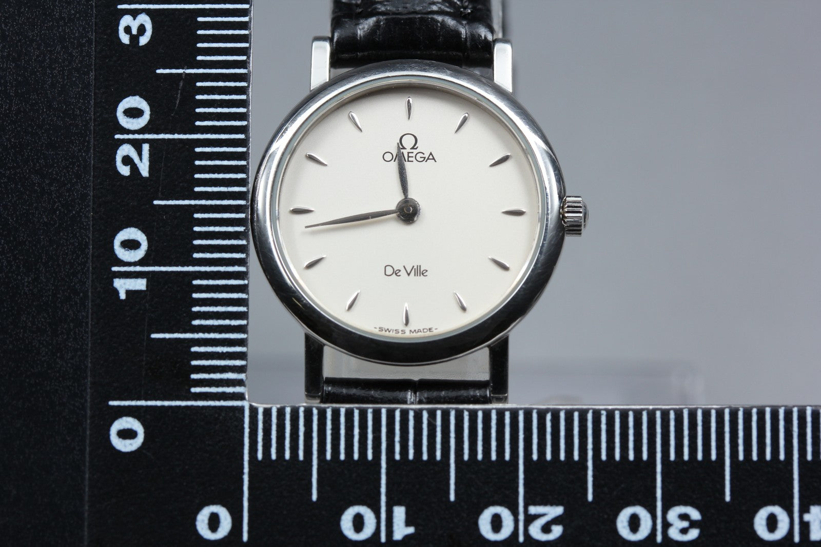 1994 Near MINT OMEGA De Ville 23mm 595.1111 Quartz Silver Dial Women's Vintage
