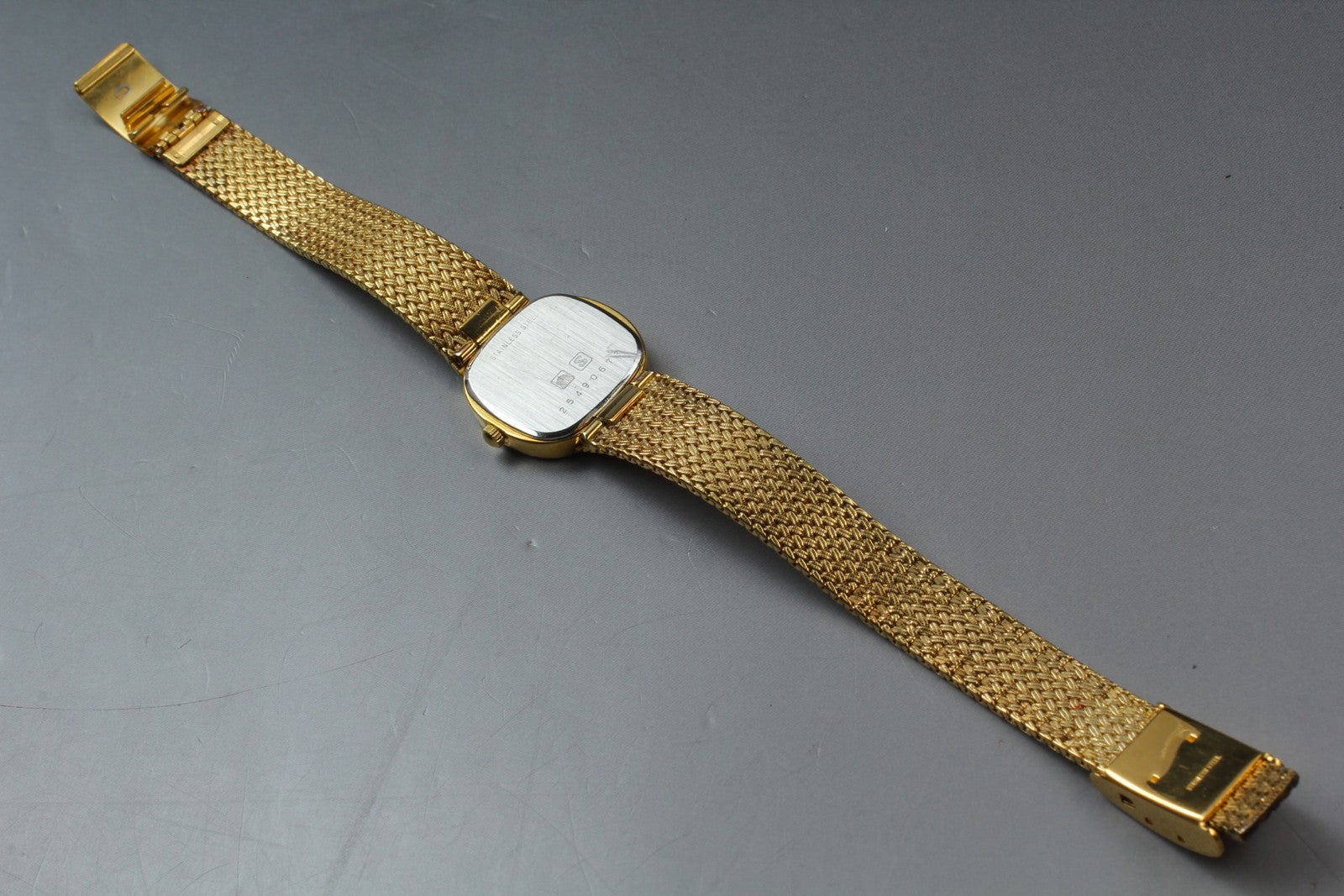 Near MINT Longines 963 3345 21mm Quartz Gold Plated Gold Dial Women's Vintage