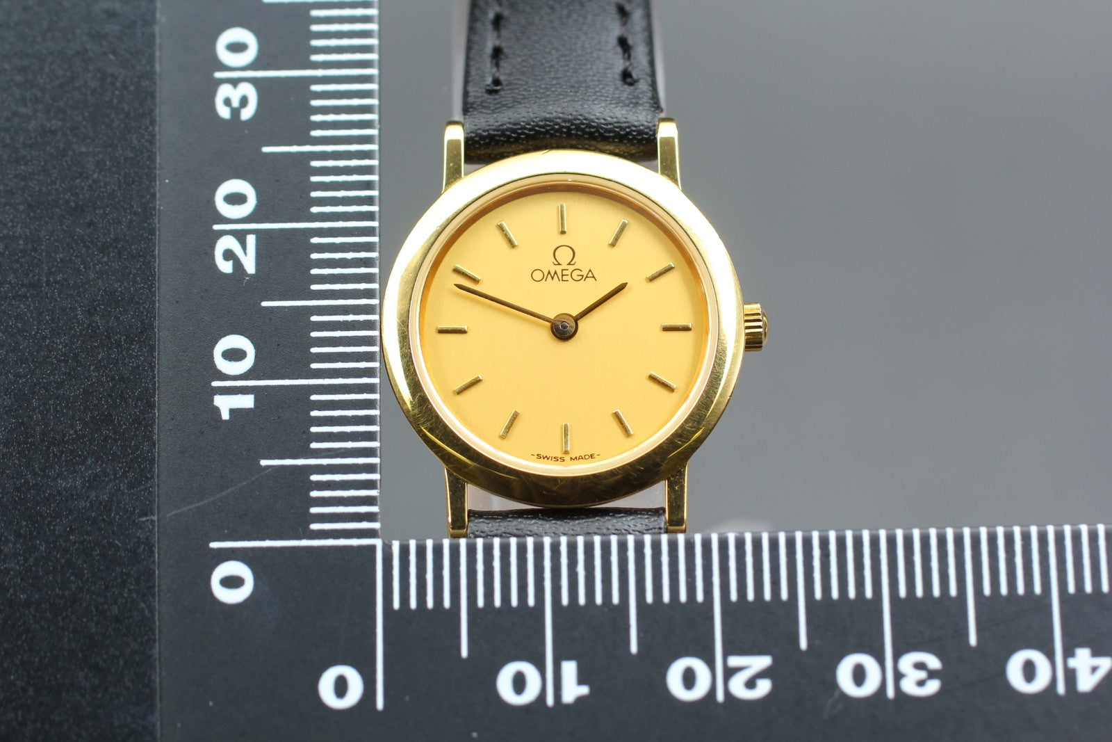 1991 Near MINT/Box OMEGA De Ville 595.0097.2 22mm Quartz Gold Women's Vintage