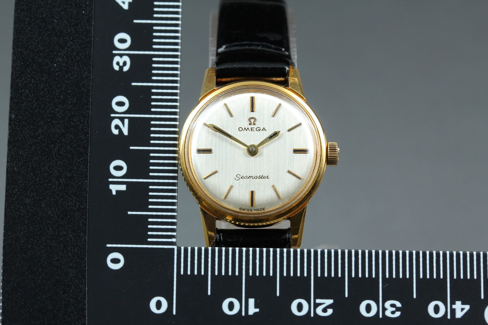 1963 Near MINT OMEGA Seamaster 22mm 515.001 Manual Silver Dial Women's Vintage