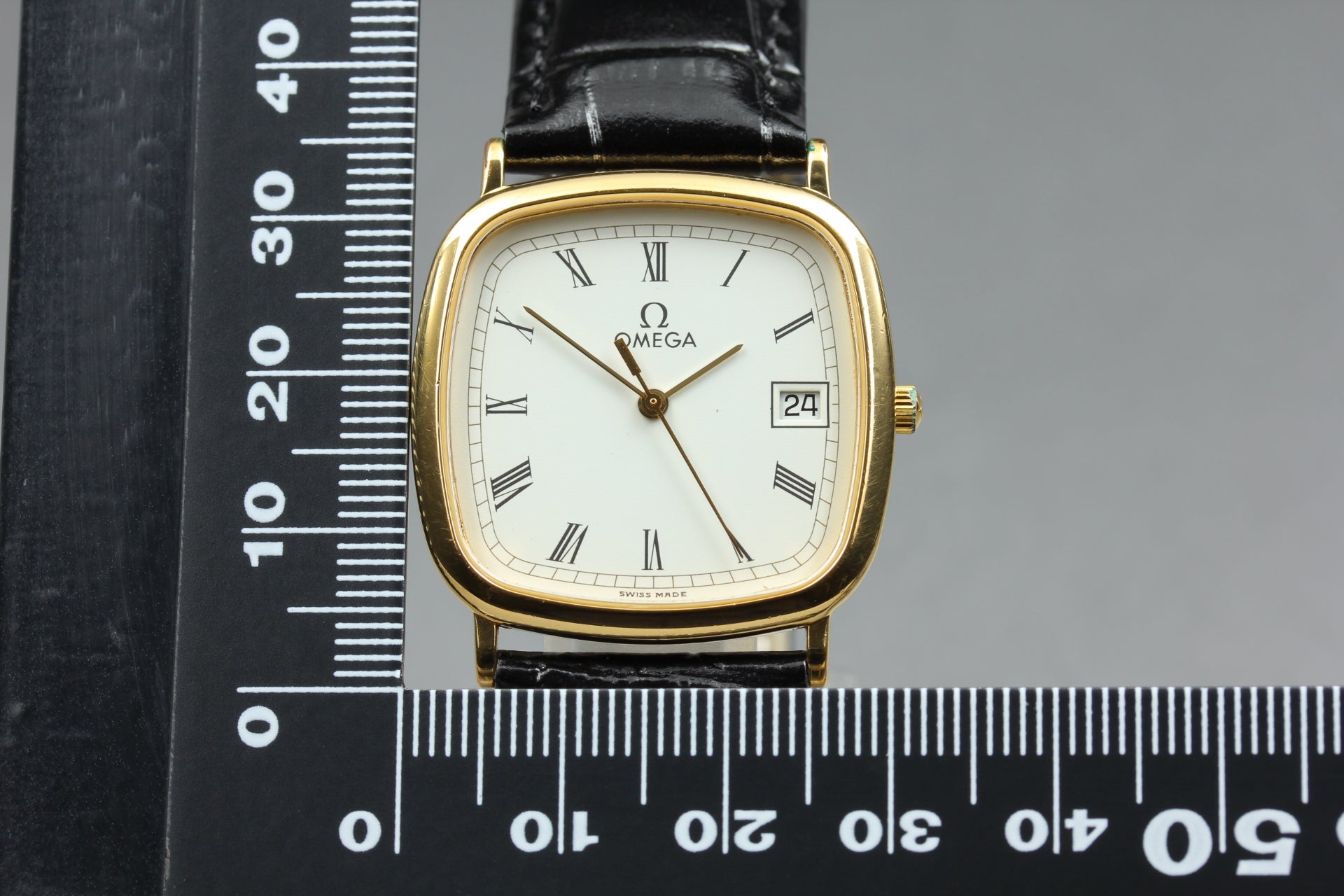 1989 Near MINT OMEGA De Ville 30mm 196.0317.1 Quartz White Roman Men's Vintage