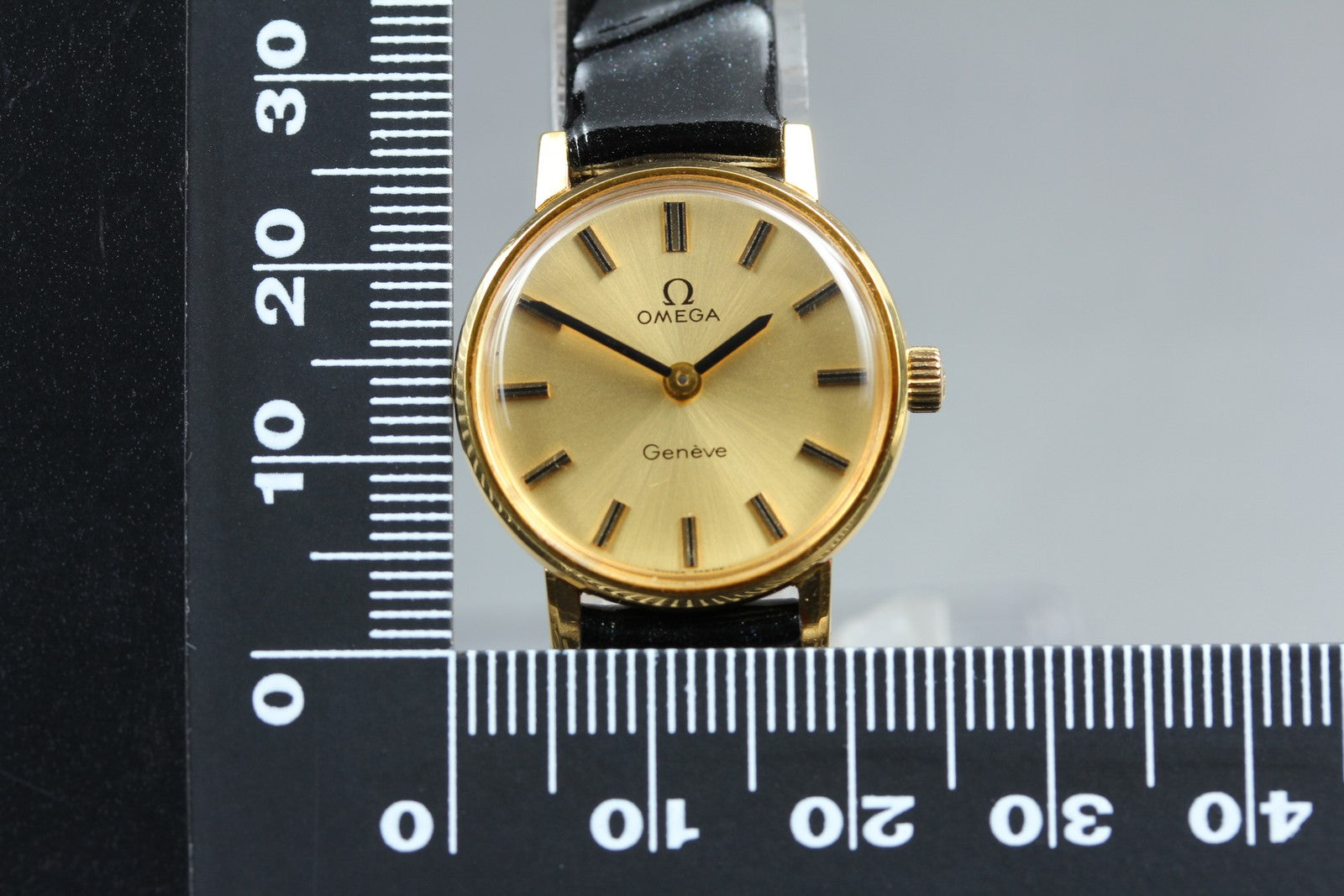 1972 Near MINT OMEGA Geneve 23mm 511.457 Manual Wind Gold Dial Women's Vintage