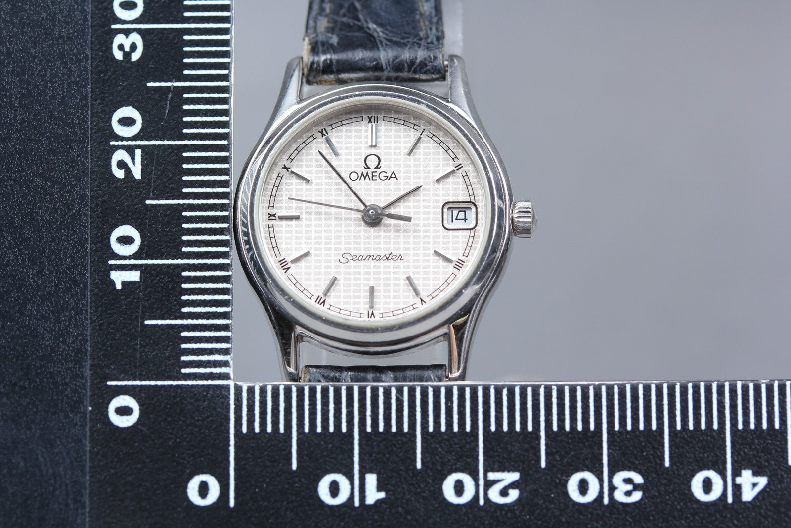 1985 Near MINT OMEGA Seamaster 23mm 596.0073 Quartz Silver Dial Women's Vintage