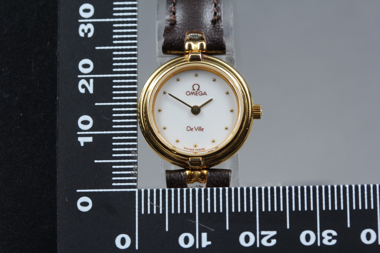 1984 Near MINT OMEGA De Ville 20mm 595.0068 Quartz White Dial Women's Vintage