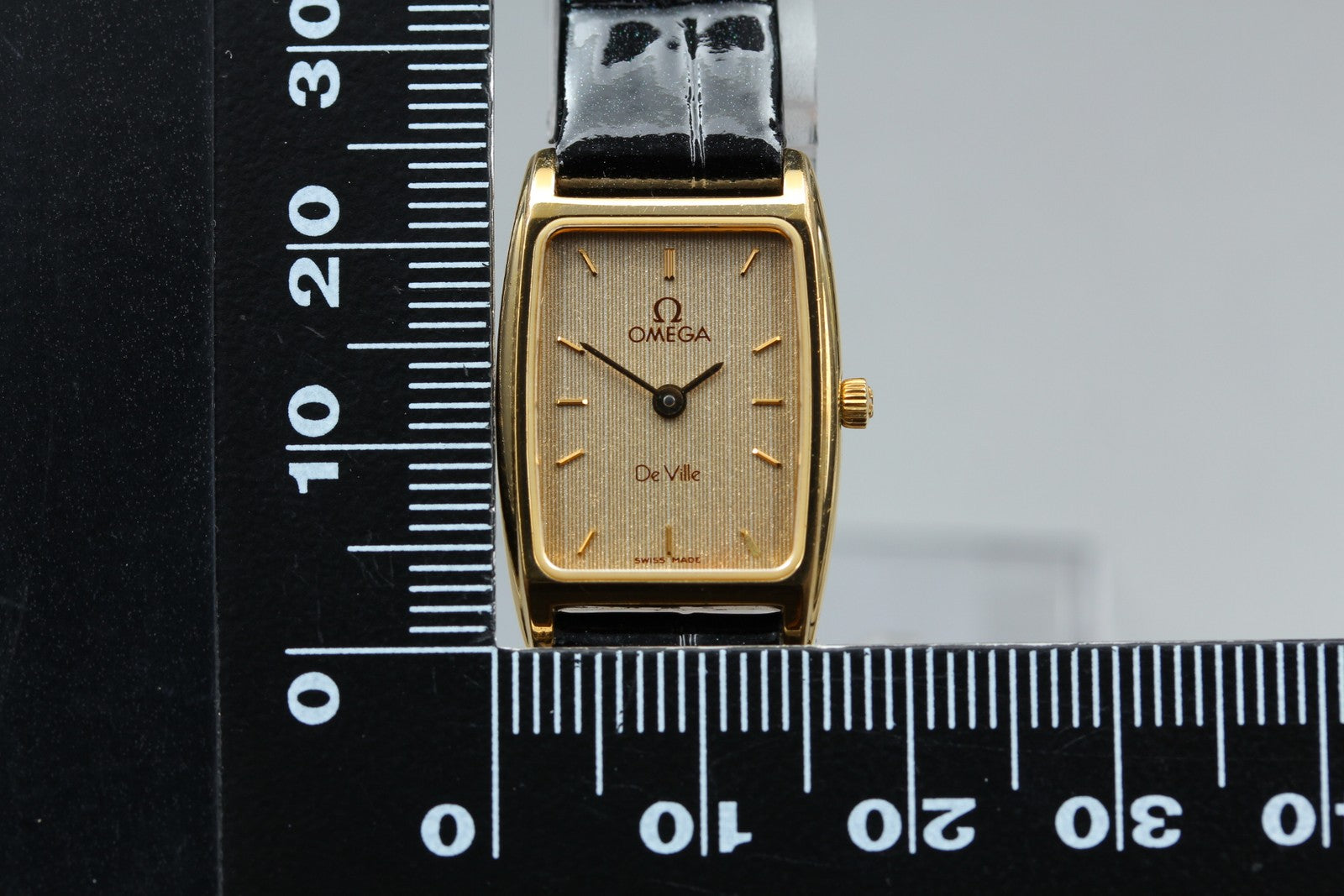 1984 Near MINT OMEGA De Ville 17mm 591.0270 Quartz Gold Dial Women's Vintage
