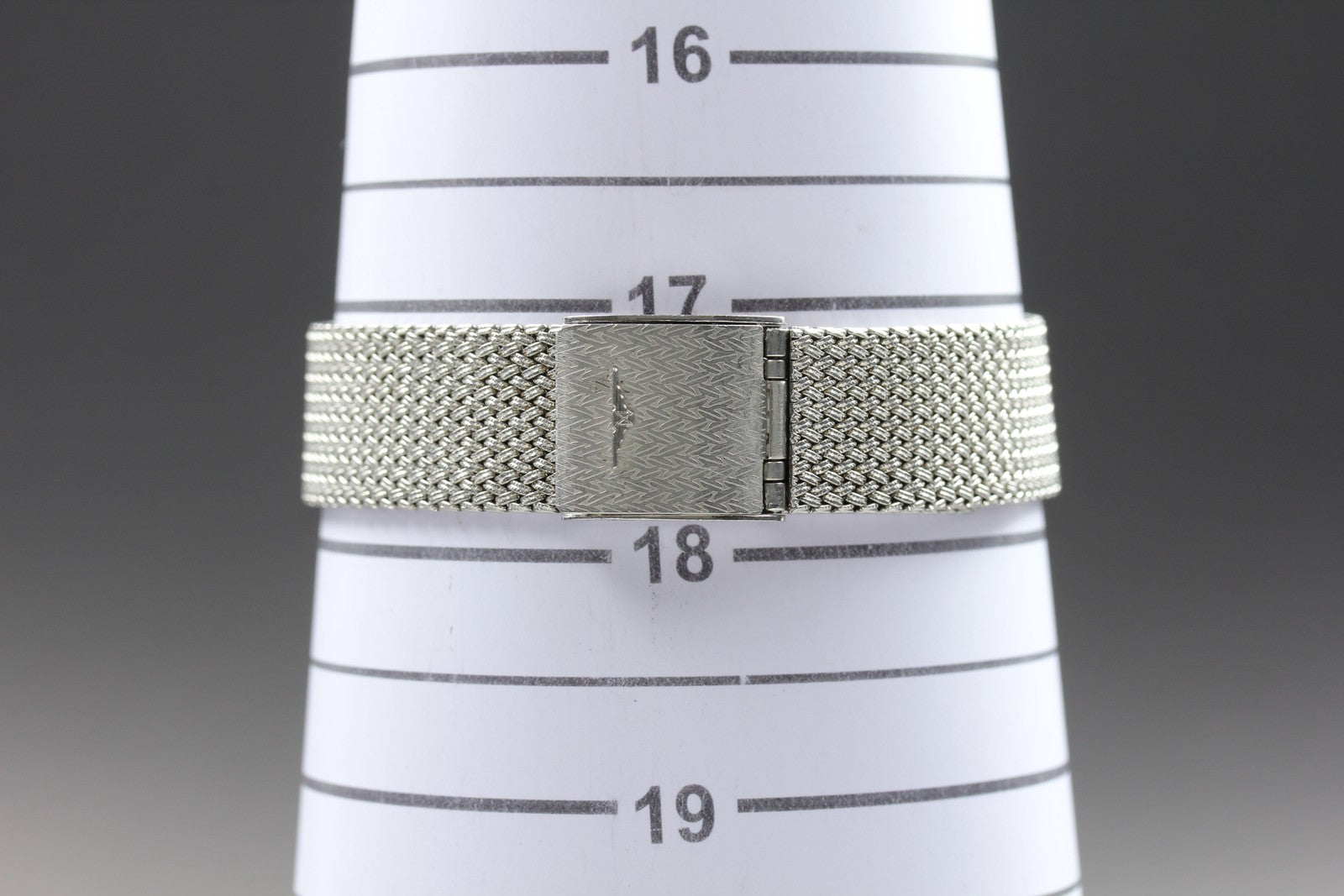 Near MINT LONGINES 976 3386 30mm Quartz Stainless steel Silver Dial Men Vintage