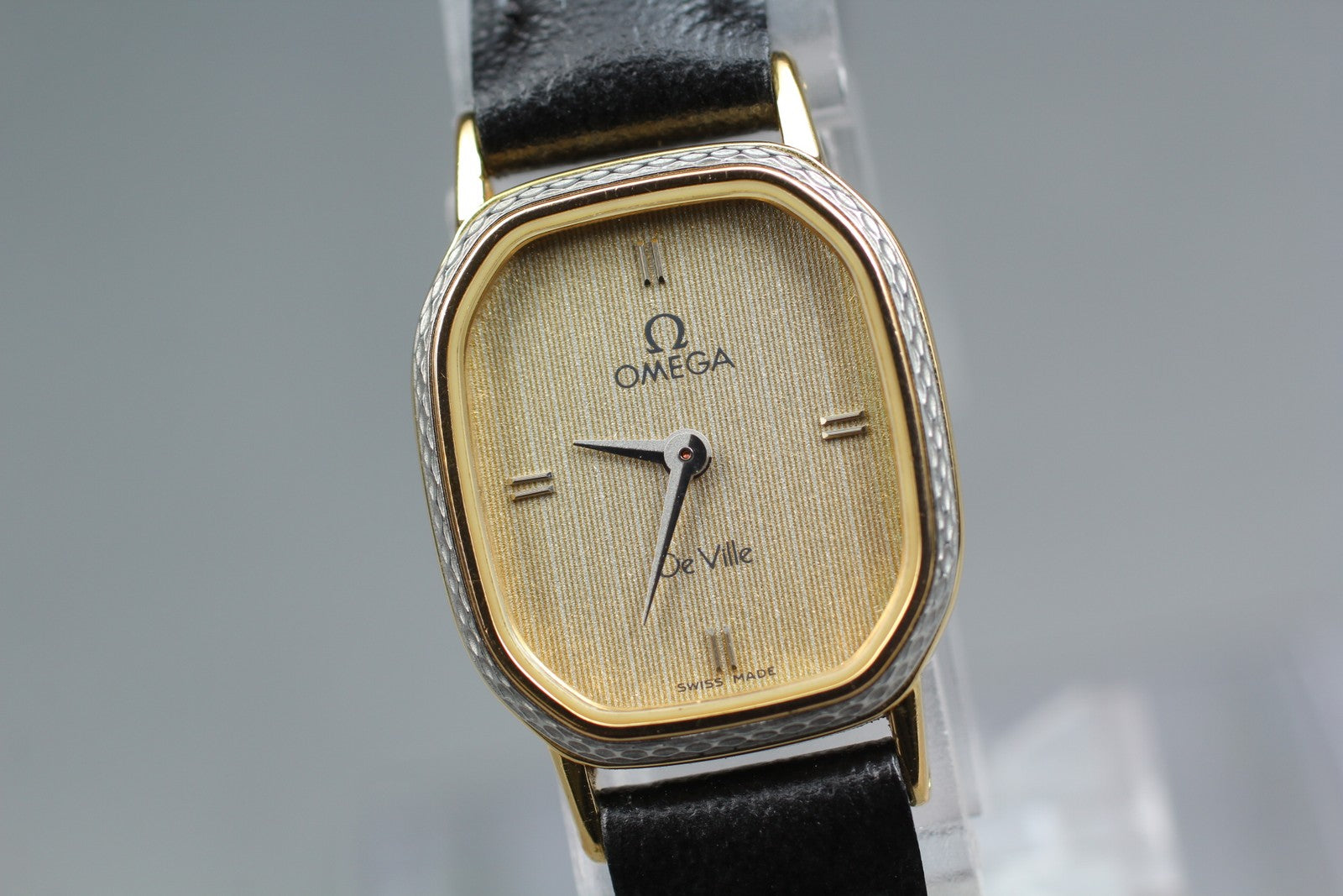 1984 Near MINT OMEGA De Ville 17mm 591.0256 Quartz Gold Dial Women's Vintage