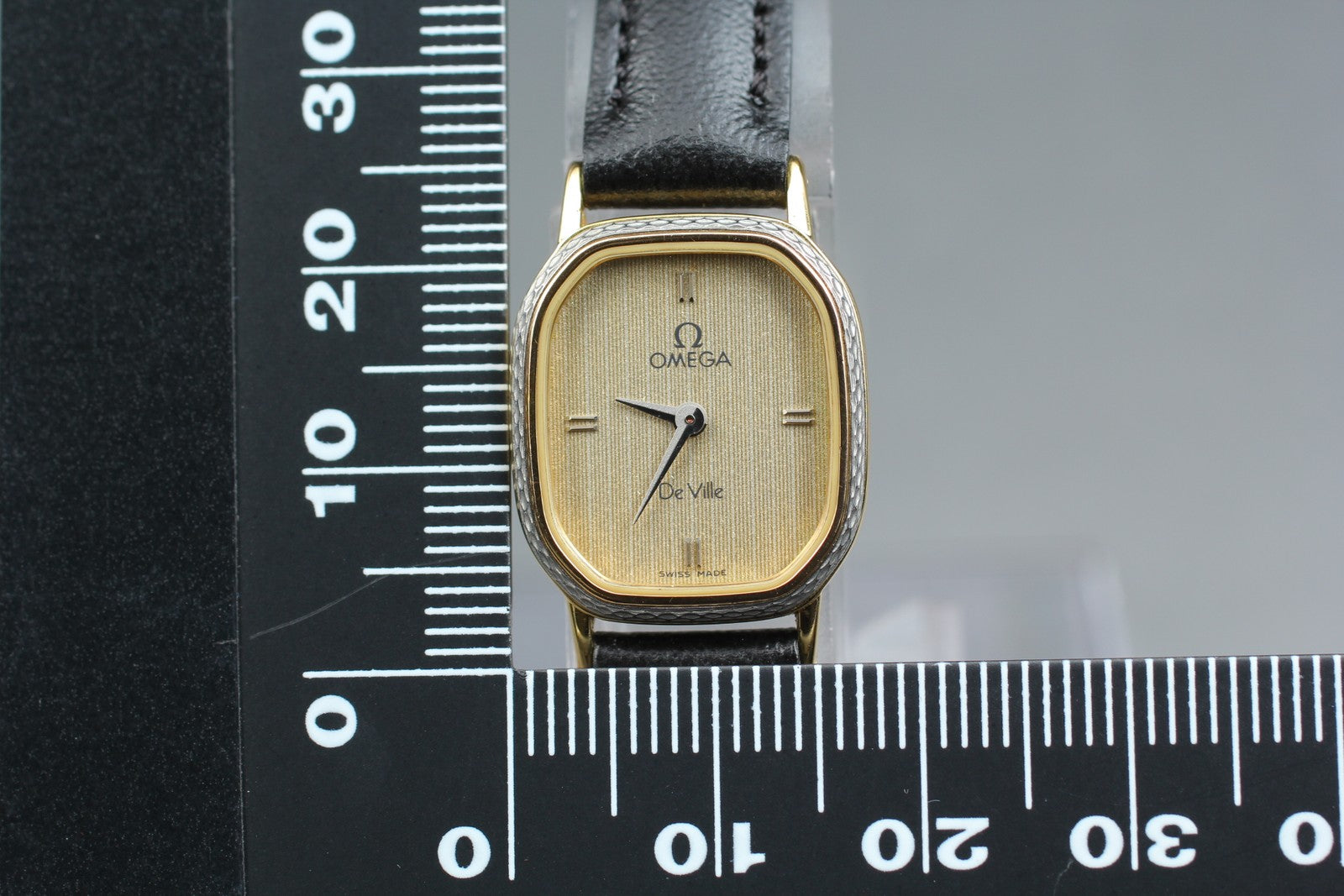 1984 Near MINT OMEGA De Ville 17mm 591.0256 Quartz Gold Dial Women's Vintage